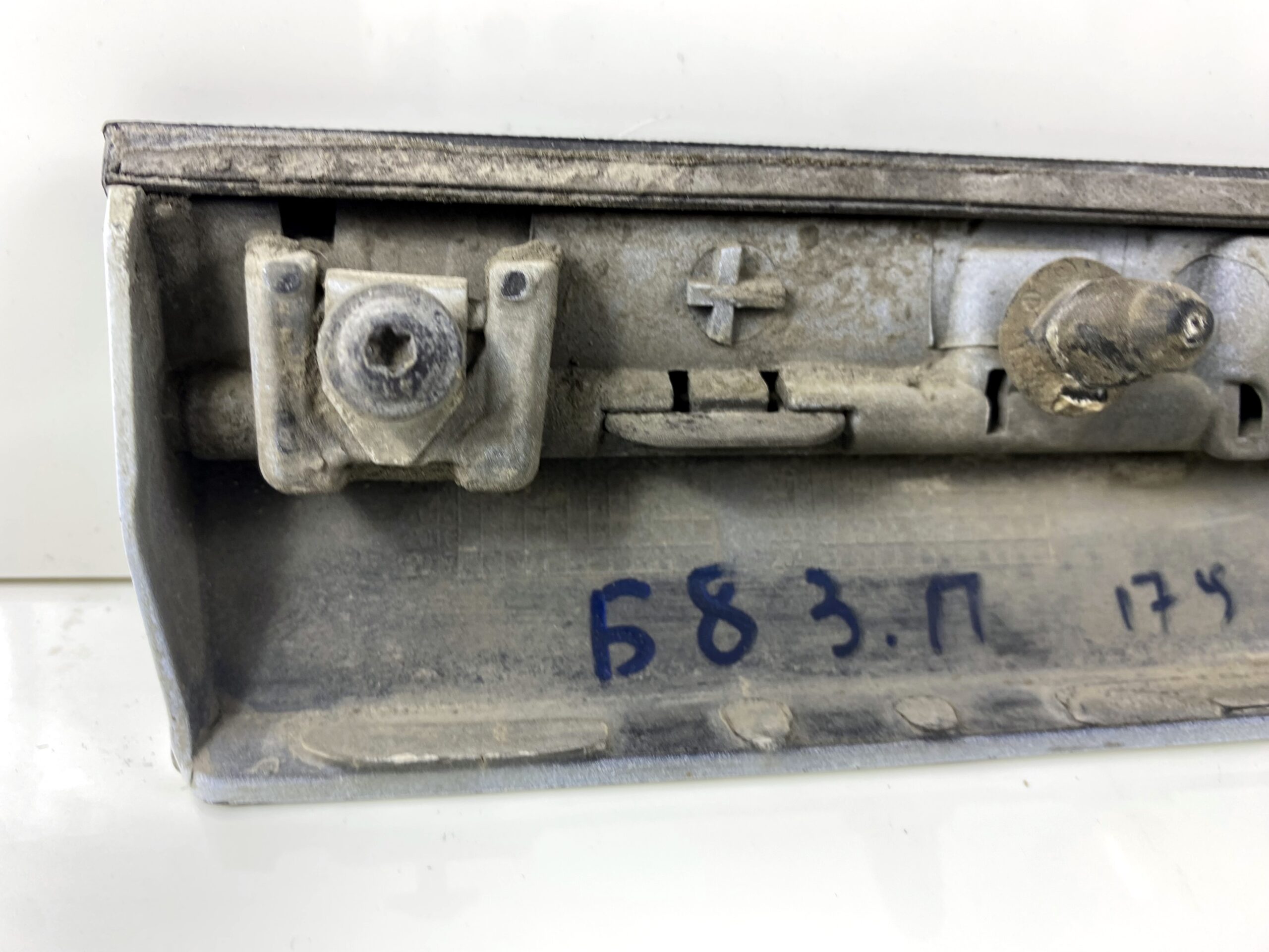 17901157 накладка наружная двери задней правой vw passat b8 2016 (9)