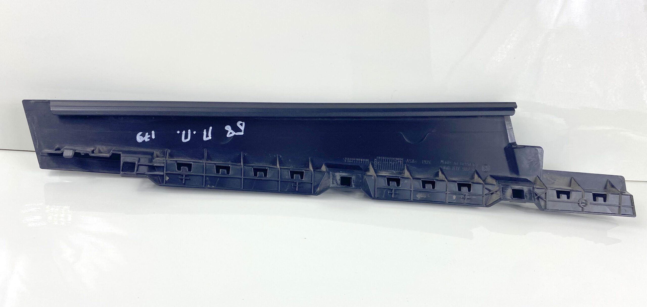 17901162 накладка наружная стойки двери передней правой vw passat b8 2016 (4)