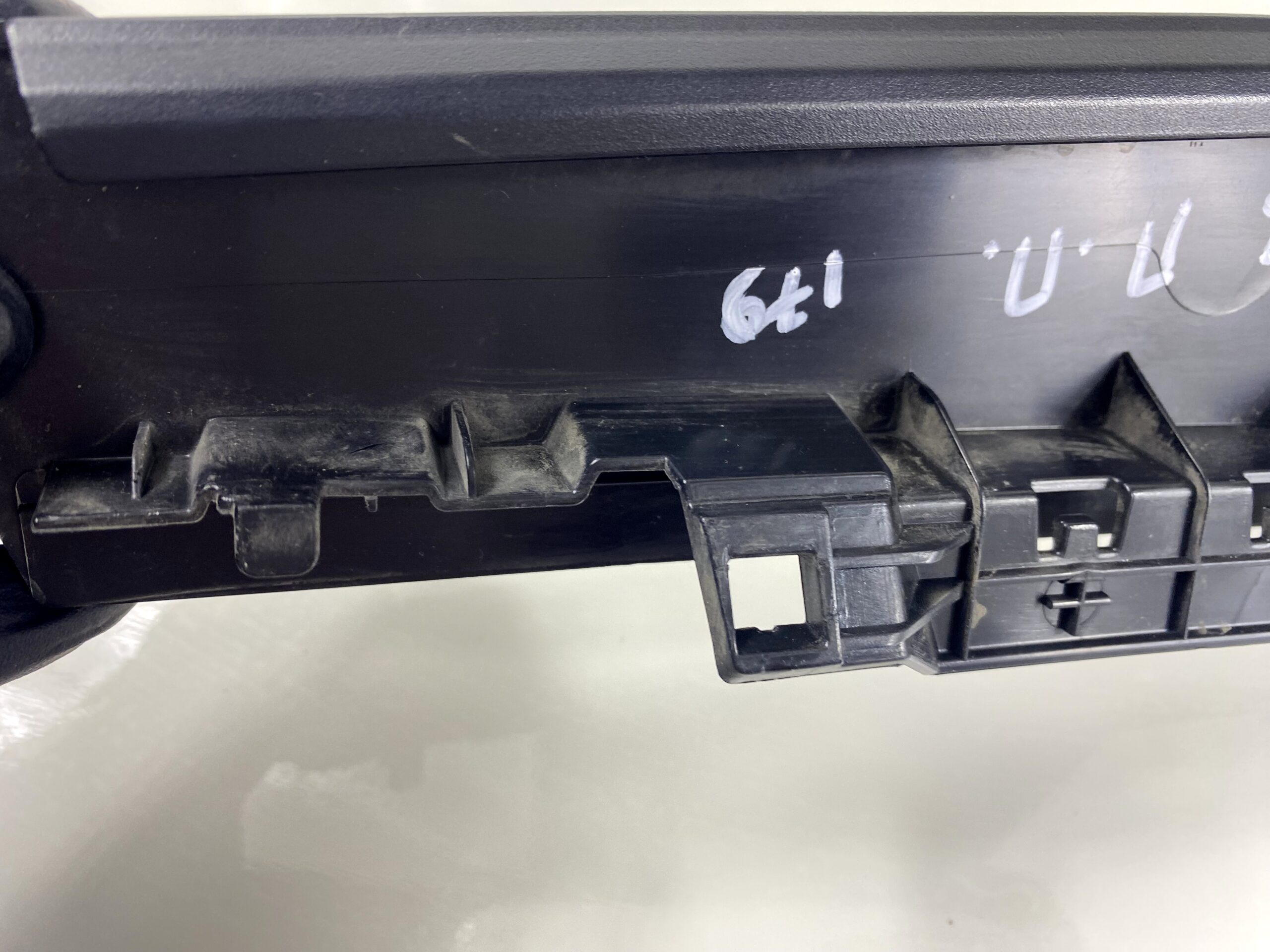 17901162 накладка наружная стойки двери передней правой vw passat b8 2016 (9)