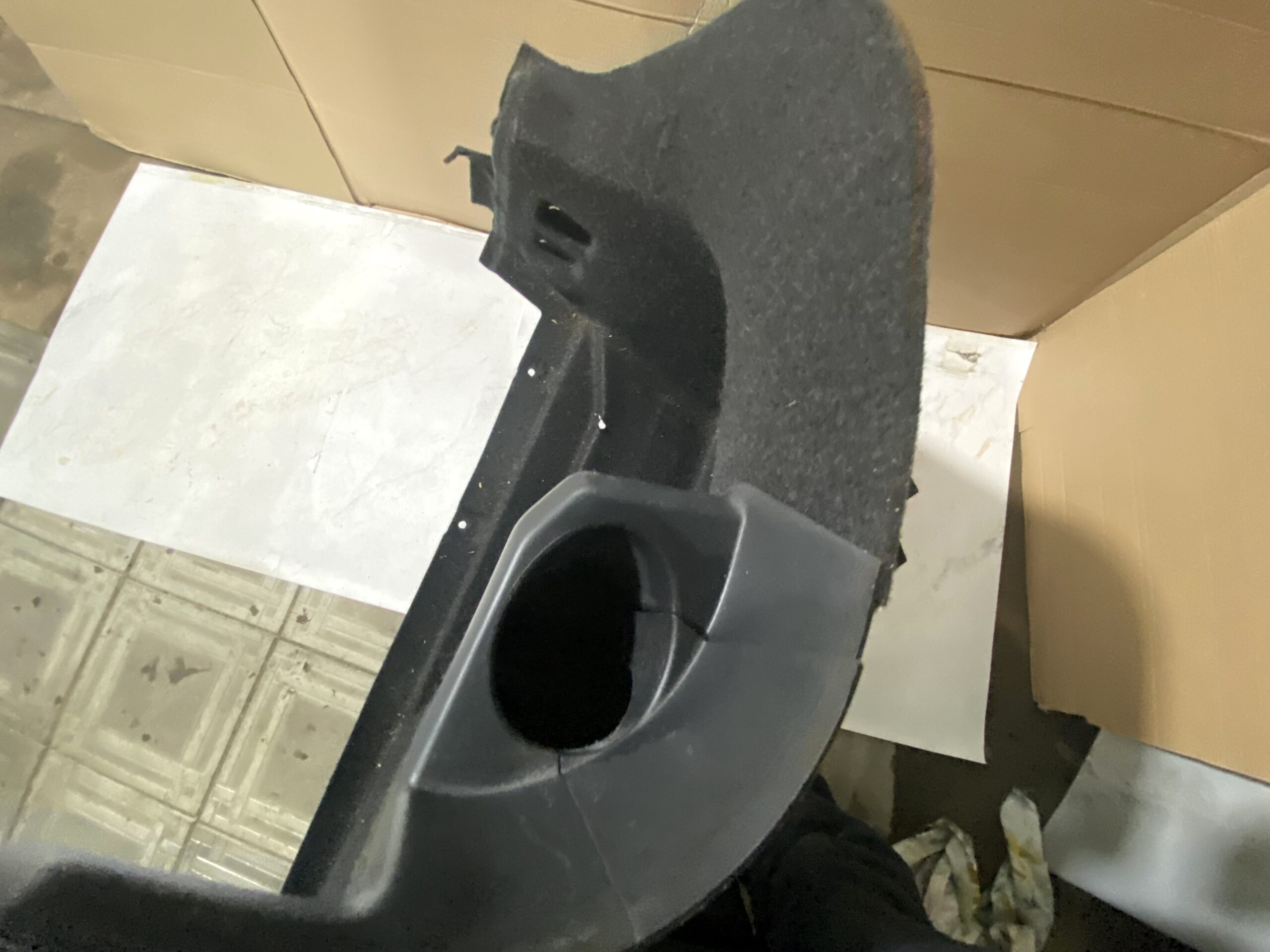 17901168 обшивка багажника боковая левая vw passat b8 2016 (12)