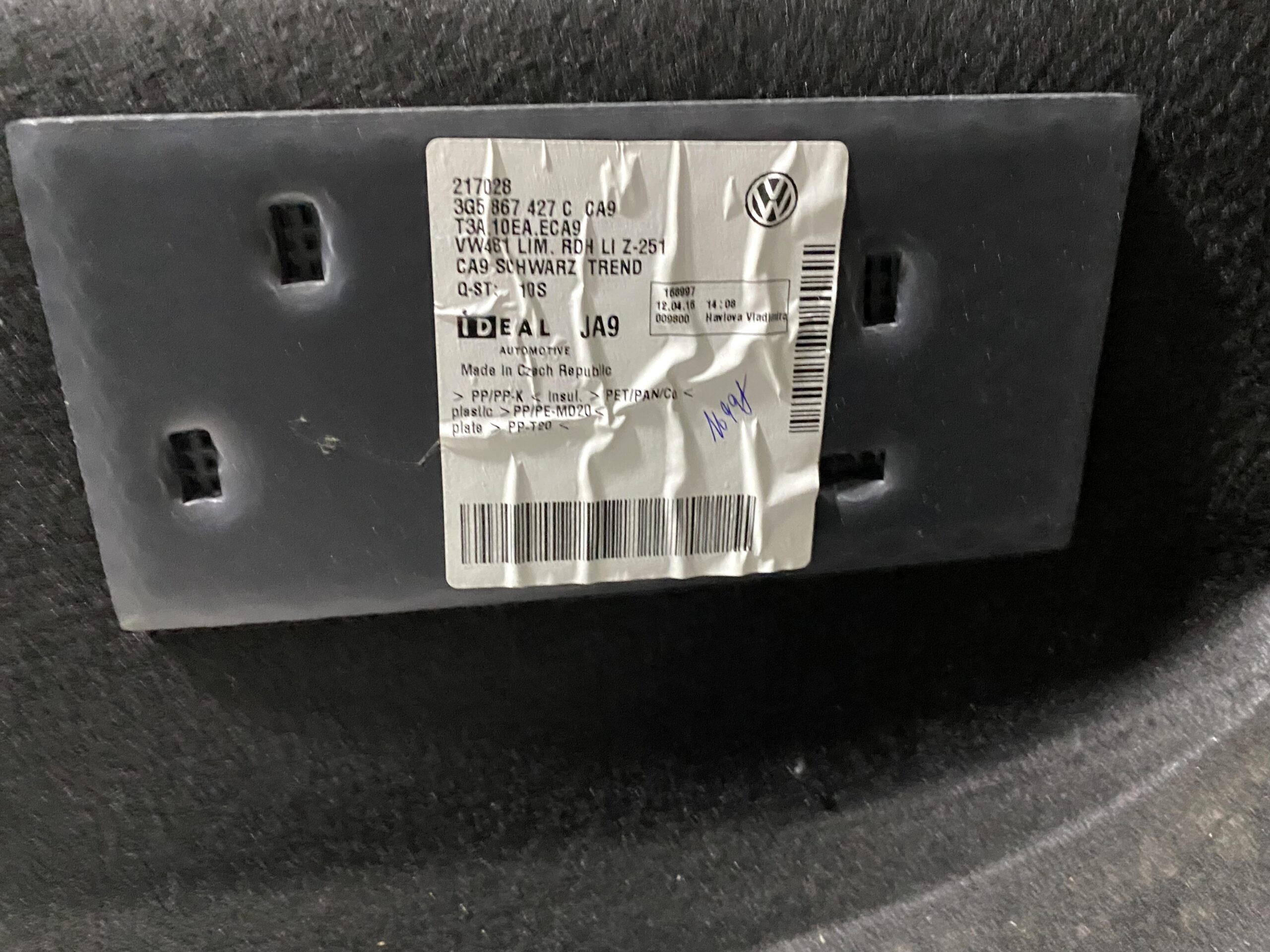 17901168 обшивка багажника боковая левая vw passat b8 2016 (6)