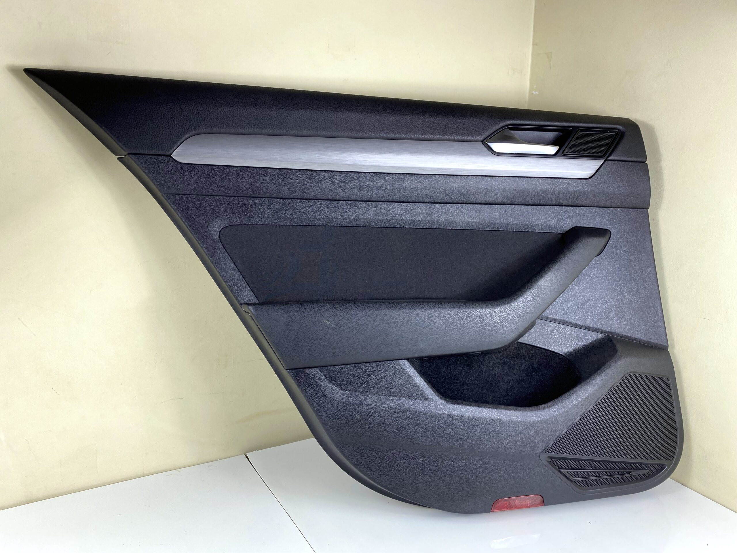 17901171 обшивка двери задняя левая vw passat b8 2016 (1)