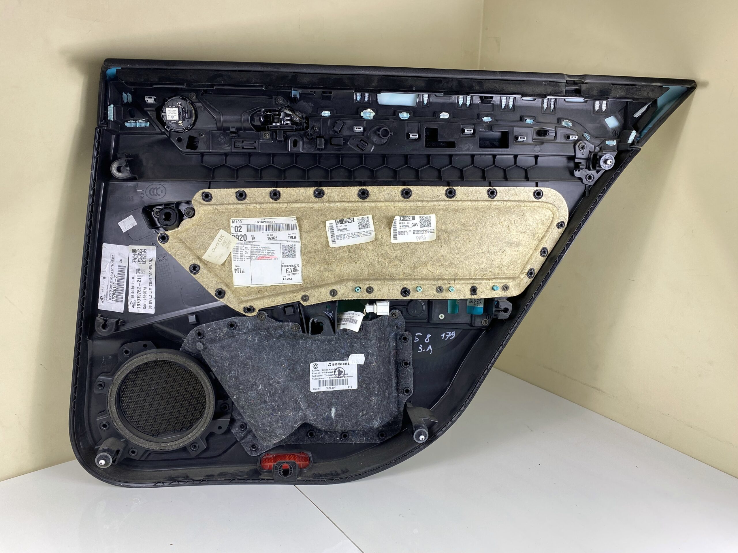 17901171 обшивка двери задняя левая vw passat b8 2016 (18)