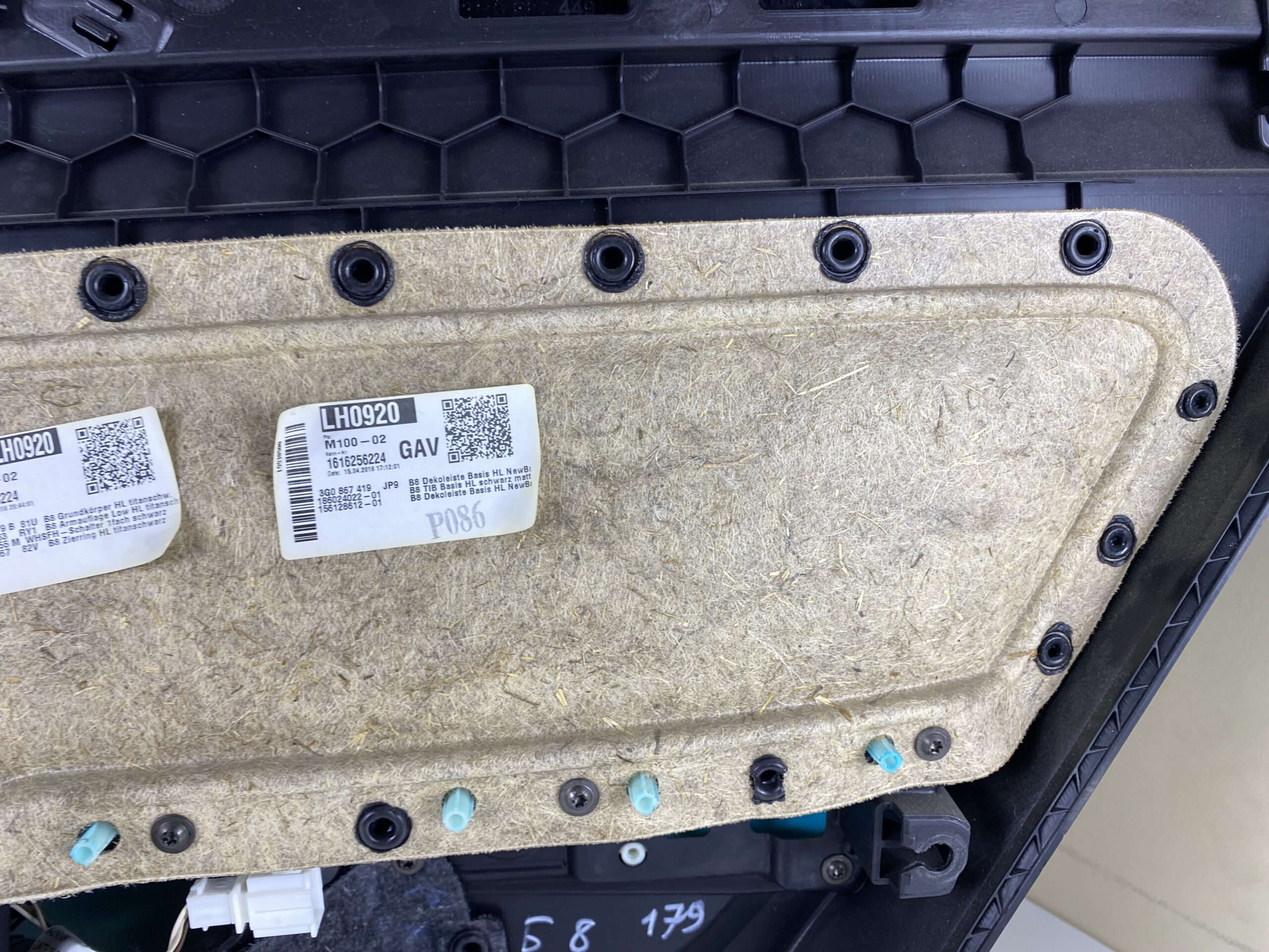 17901171 обшивка двери задняя левая vw passat b8 2016 (24)