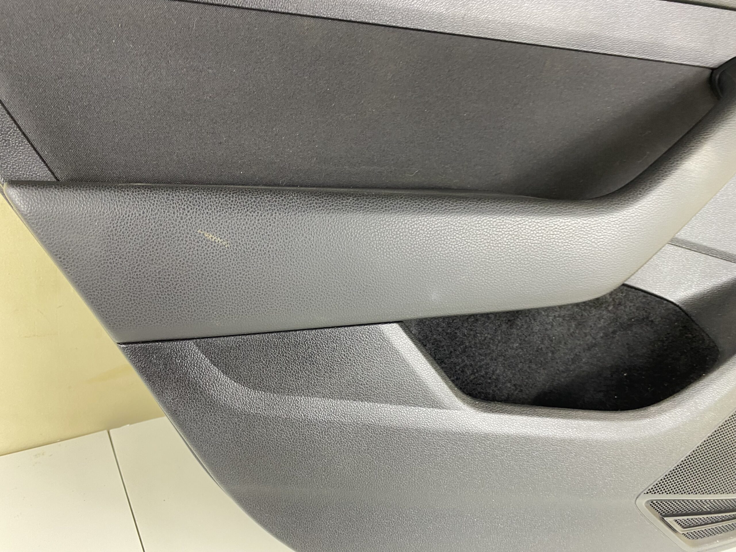 17901171 обшивка двери задняя левая vw passat b8 2016 (6)
