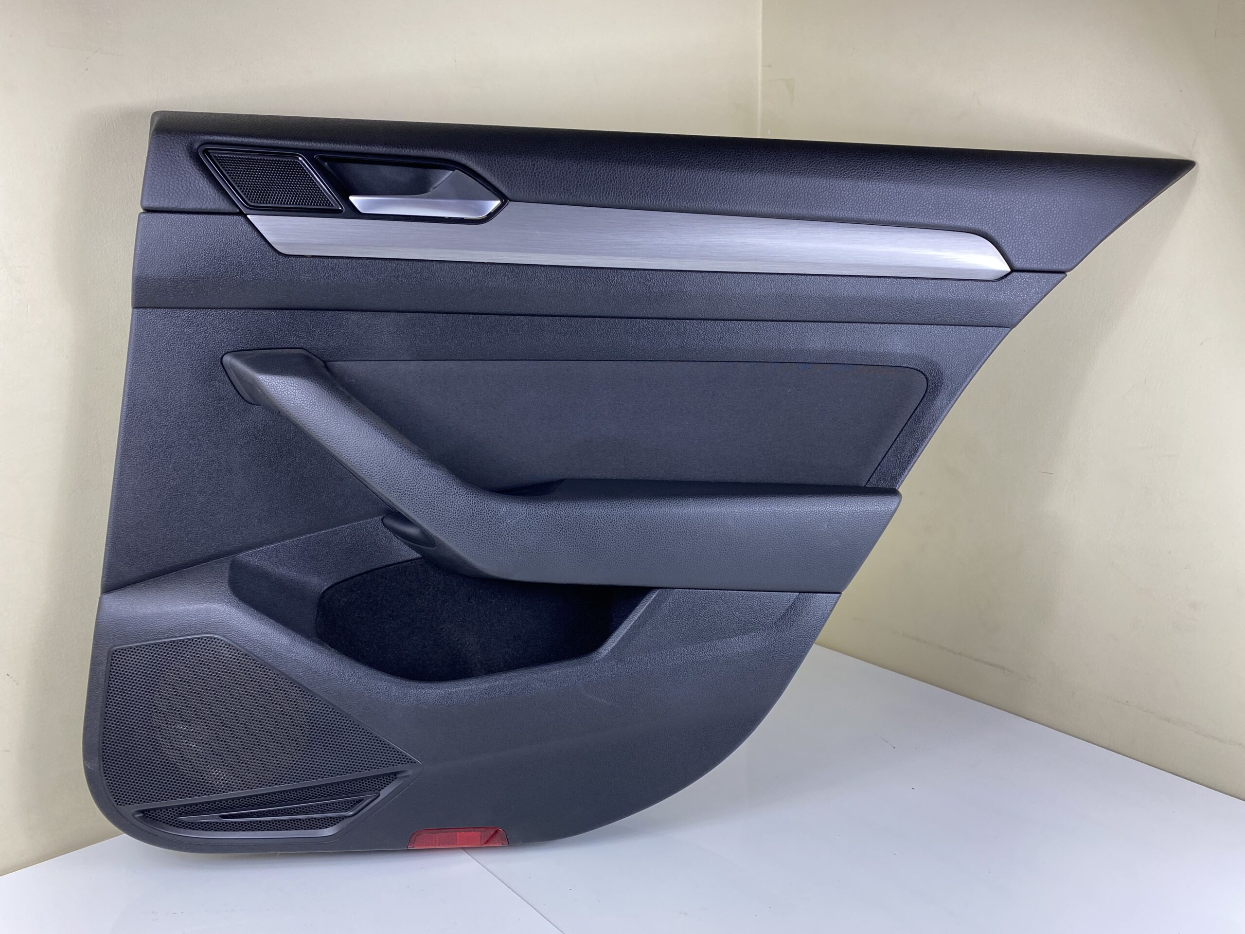 17901172 обшивка двери задняя правая vw passat b8 2016 (1)