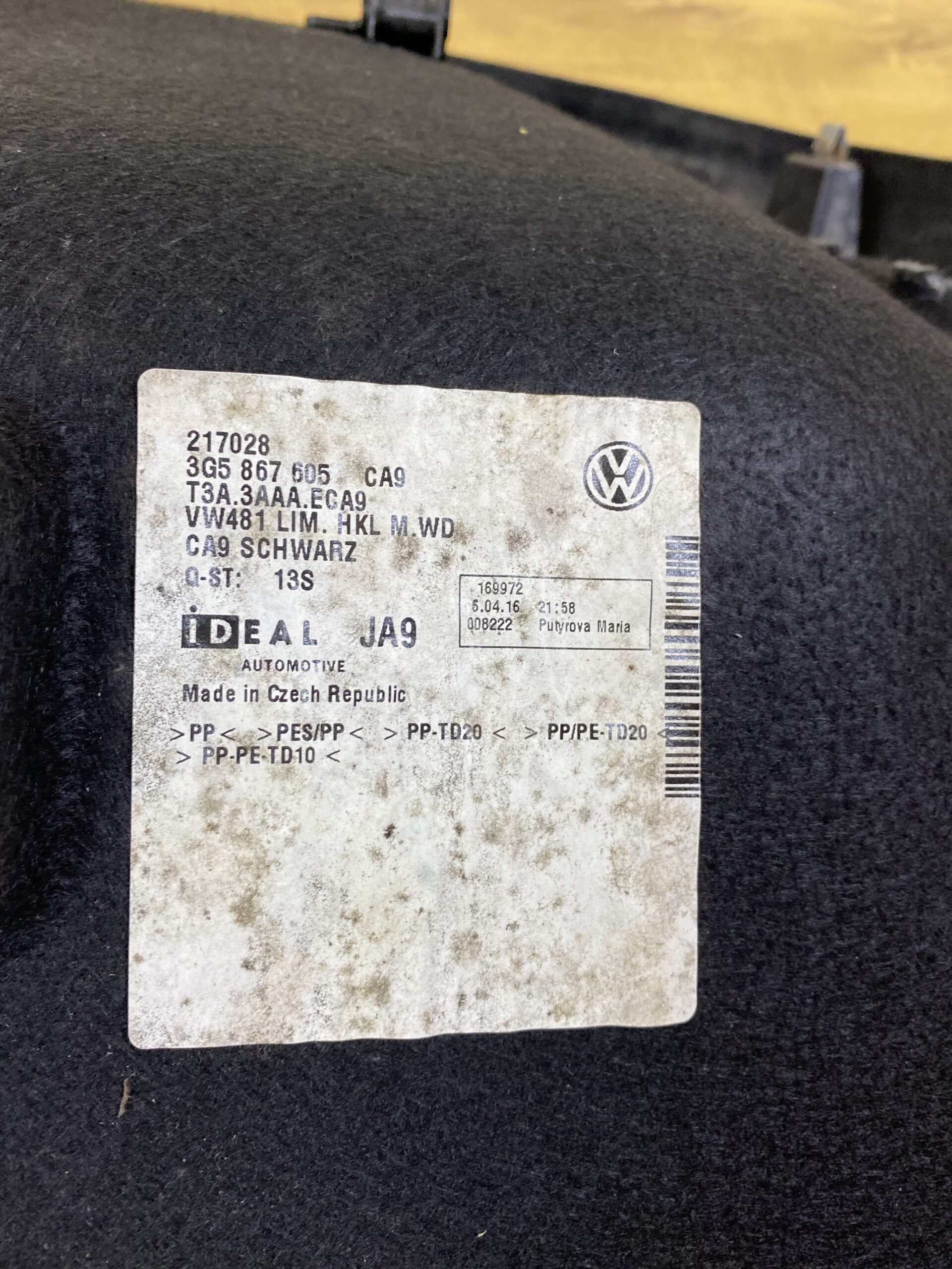 17901174 обшивка крышки багажника vw passat b8 2016 (6)