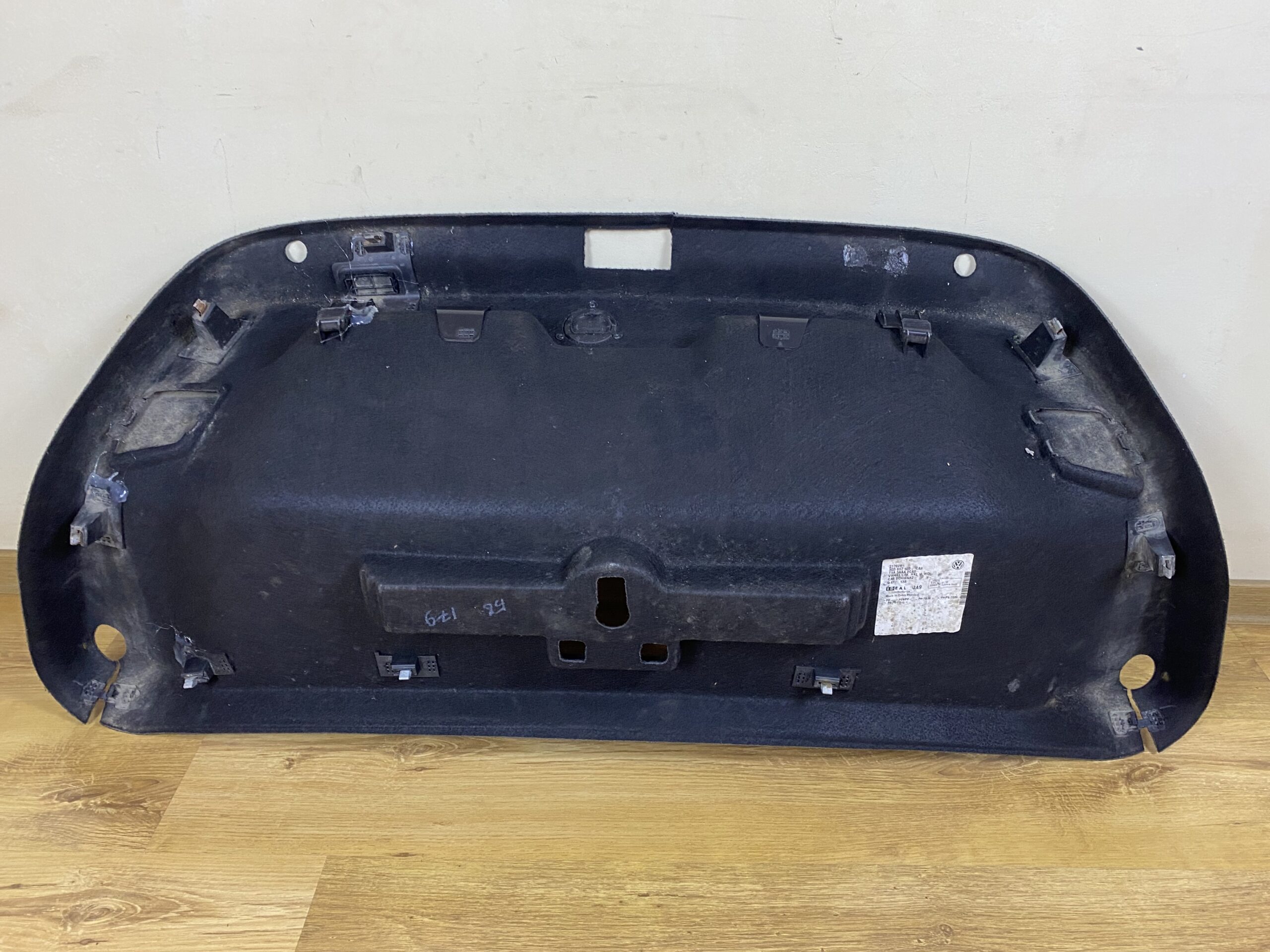 17901174 обшивка крышки багажника vw passat b8 2016 (7)