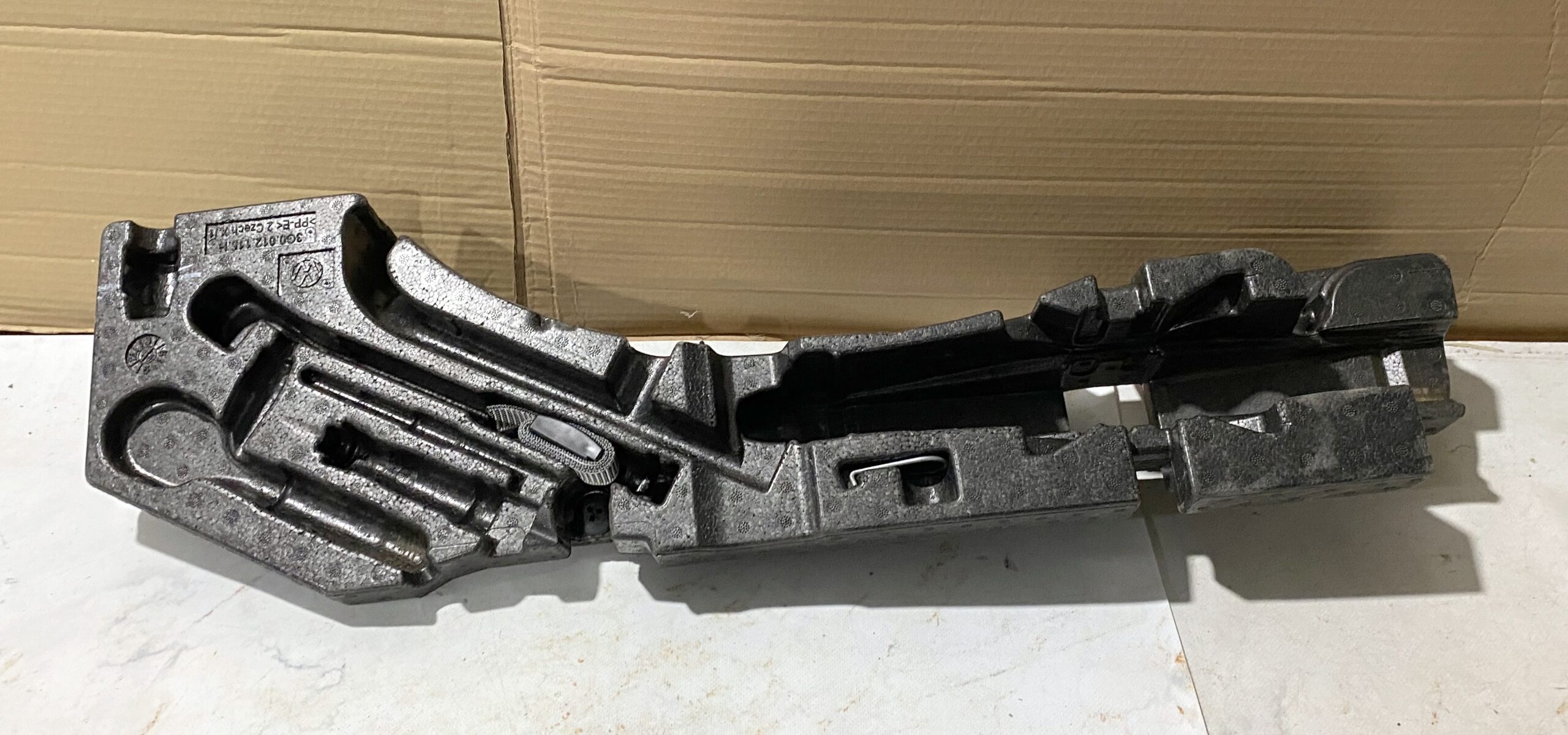 17901191 пенопласт с инструментами vw passat b8 2016 (1)