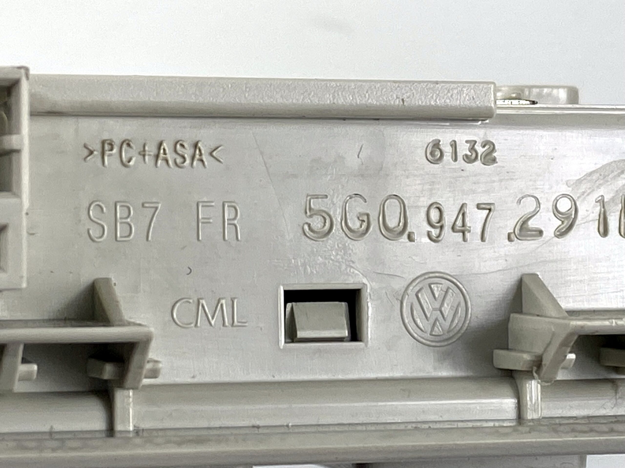 17901204 плафон фонарь потолочный vw passat b8 2016 (4)
