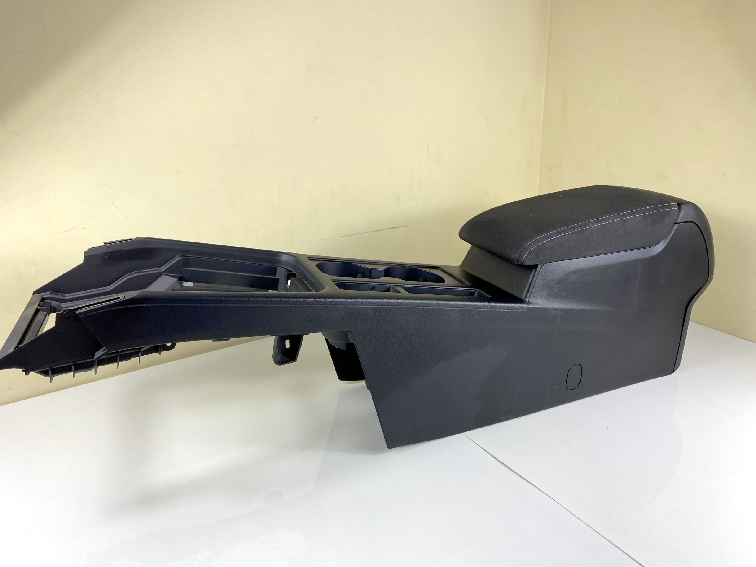 17901210 подлокотник vw passat b8 2016 (1)