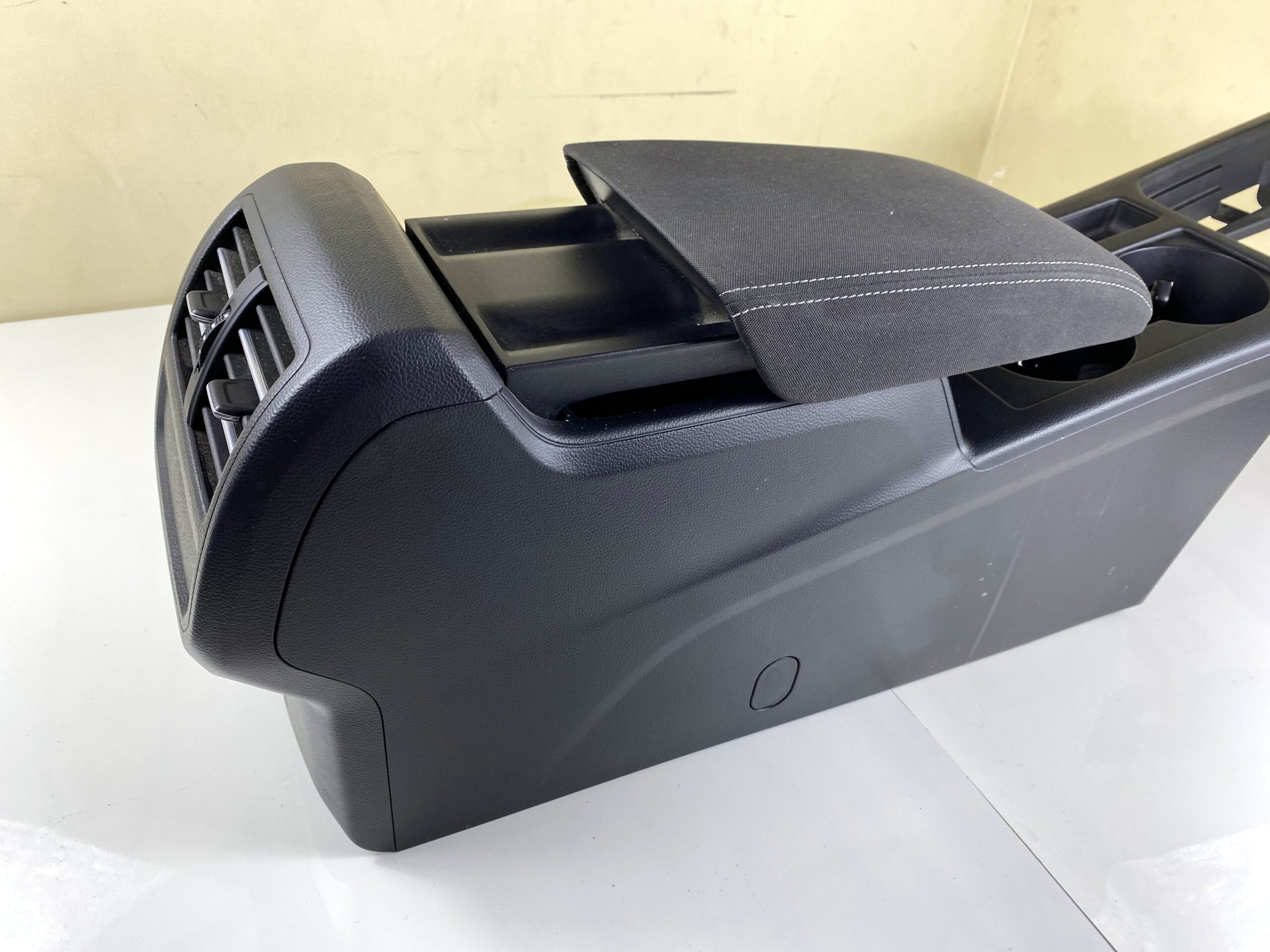 17901210 подлокотник vw passat b8 2016 (17)