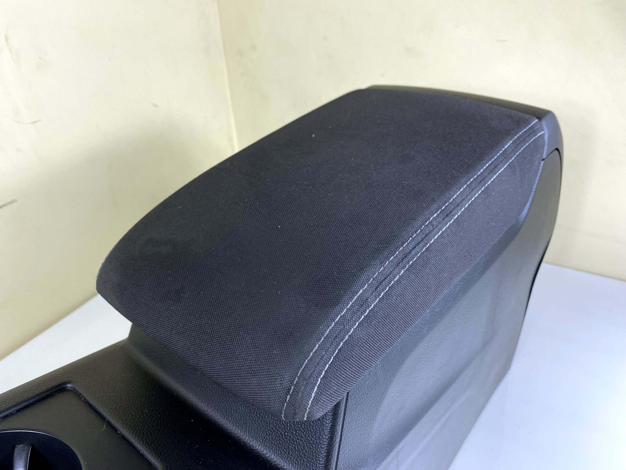 17901210 подлокотник vw passat b8 2016 (3)