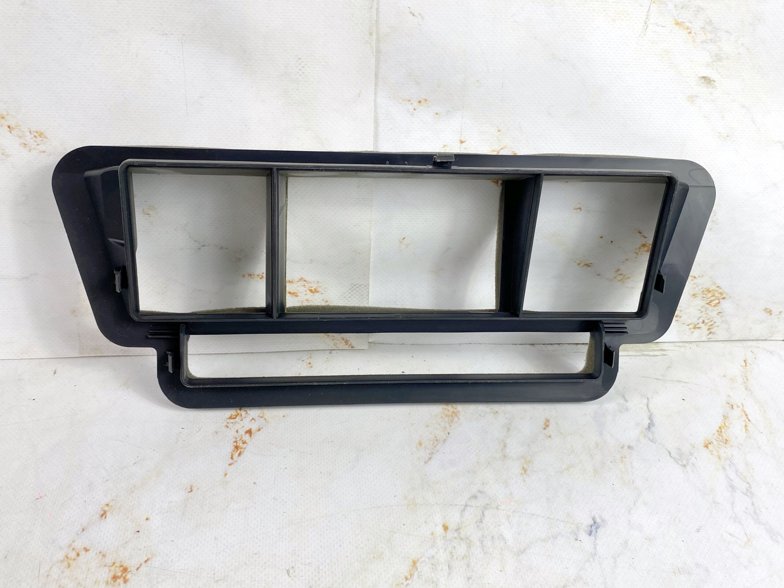 17901227 проставка воздухозаборника печки vw passat b8 2016 (1)