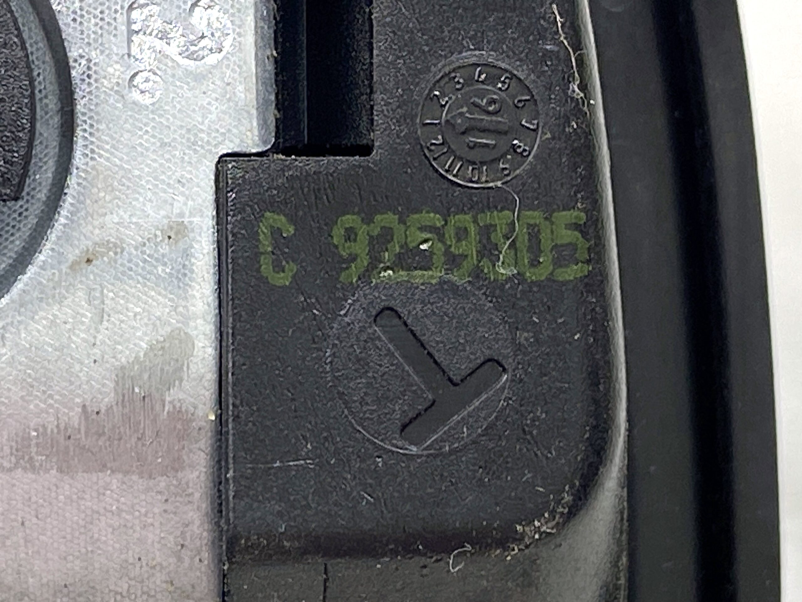 17901242 ручка крючка багажника vw passat b8 2016 (3)