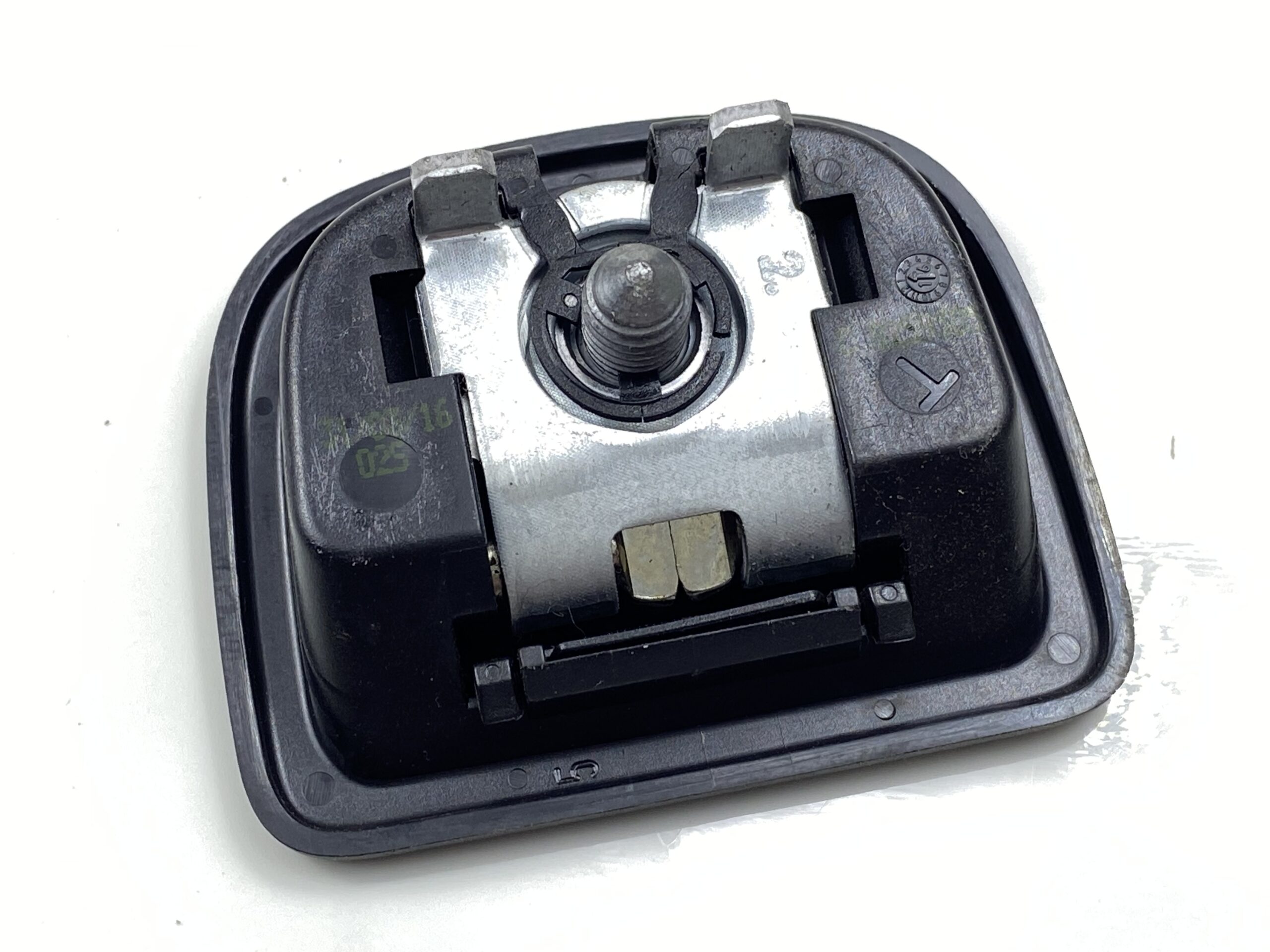 17901242 ручка крючка багажника vw passat b8 2016 (5)