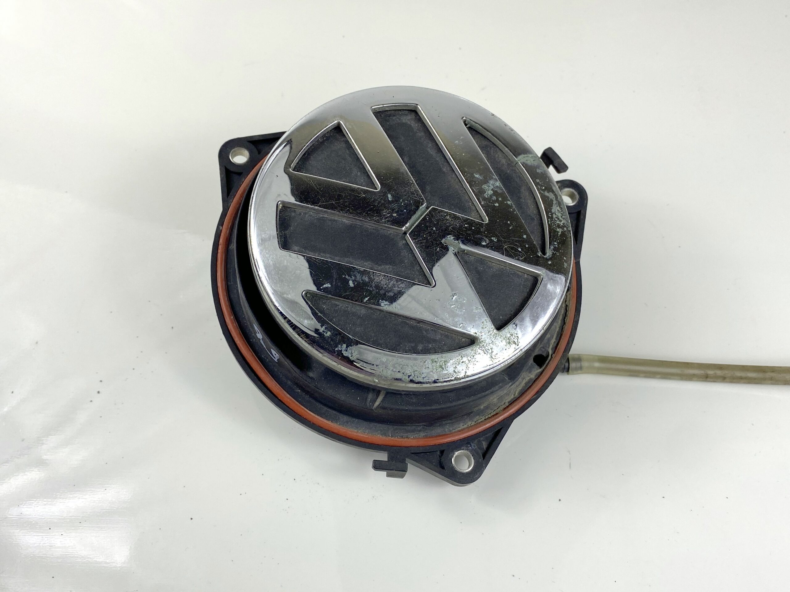 17901245 ручка открывания крышки багажника с эмблемой vw passat b8 2016 (1)