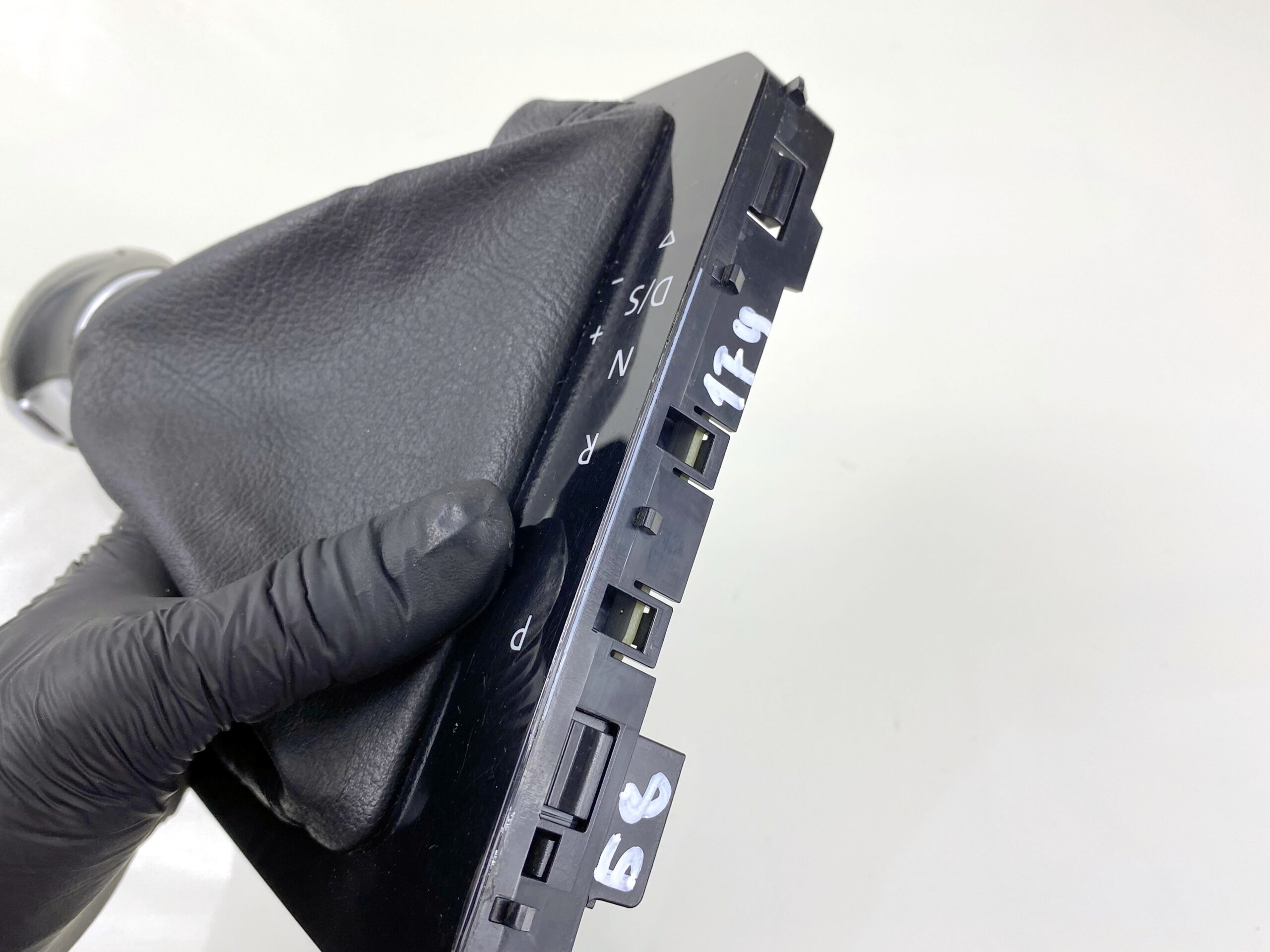 17901251 рычаг переключения кпп с чехлом vw passat b8 2016 (4)
