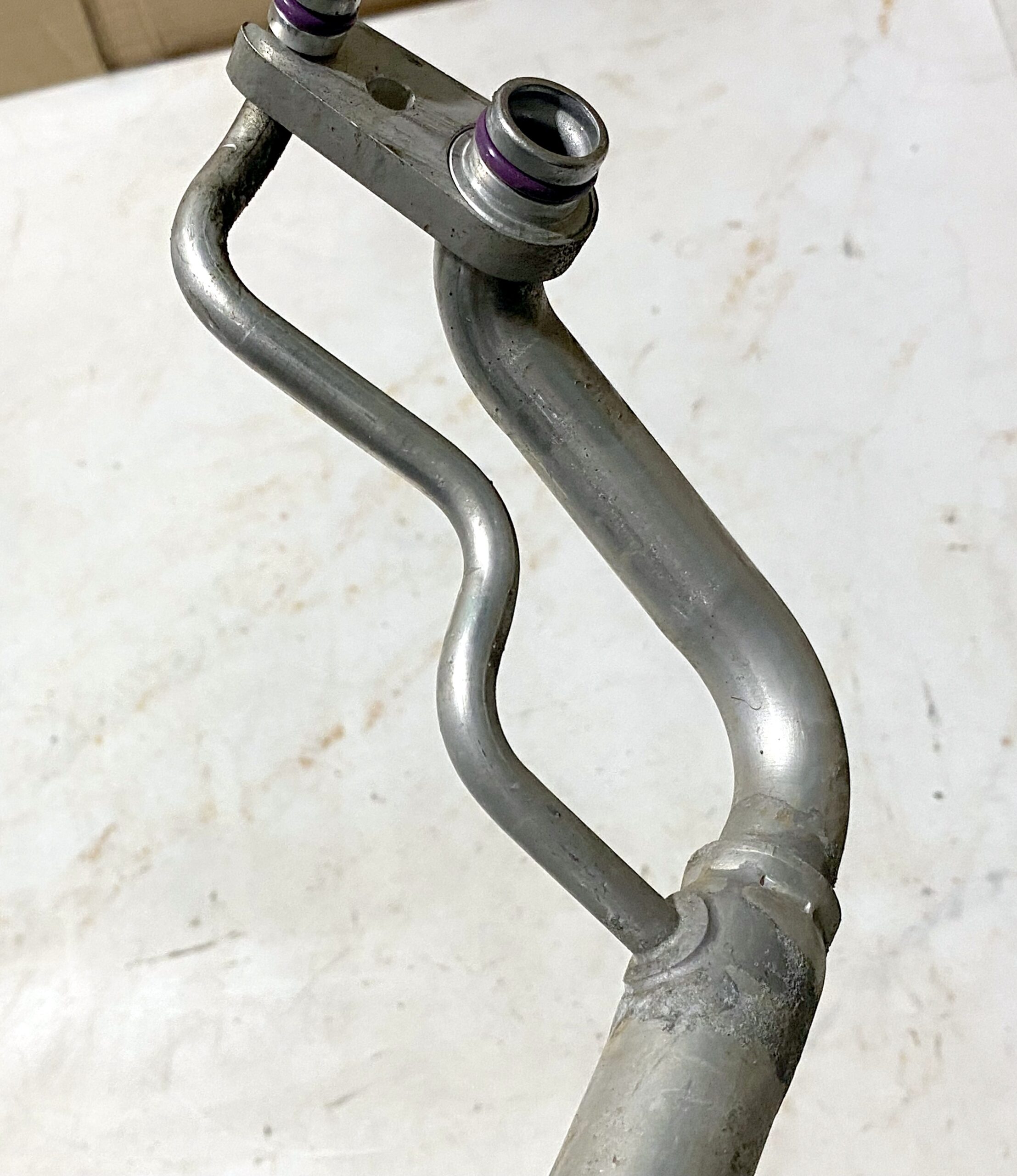 17901269 трубка кондиционера толстая короткая vw passat b8 2016 (3)