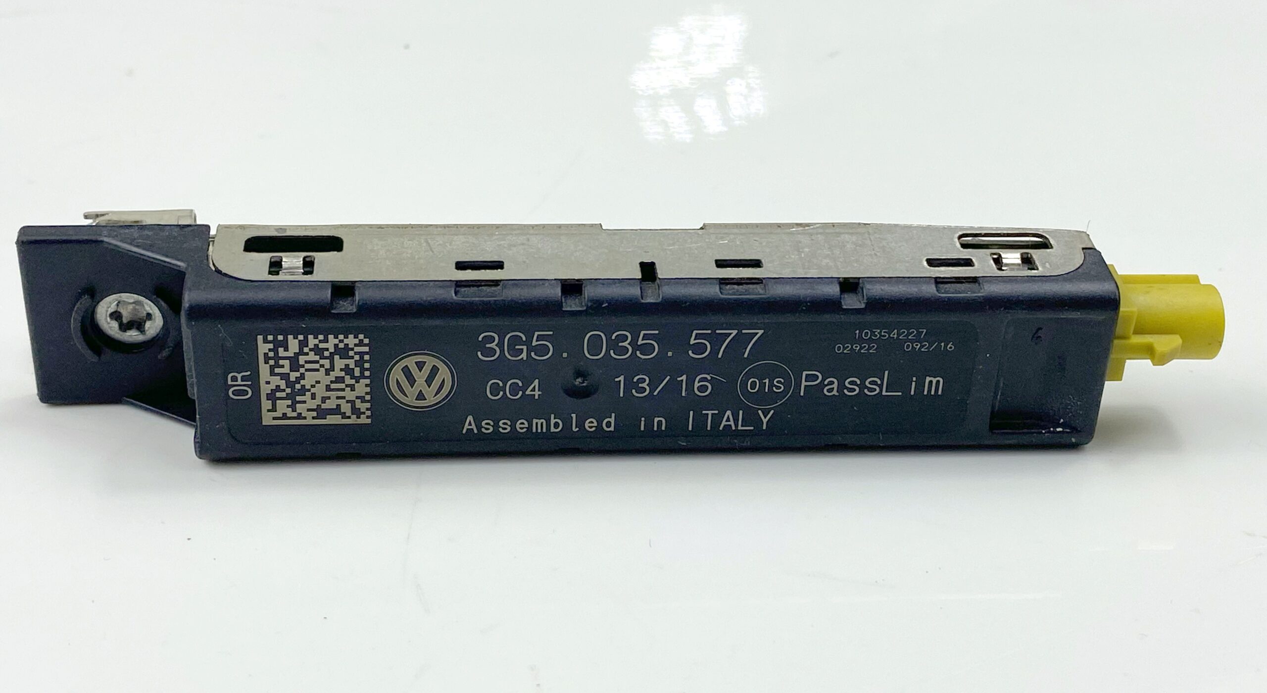 17901287 усилитель антенный (фильтр радиопомех) левый vw passat b8 2016 (2)