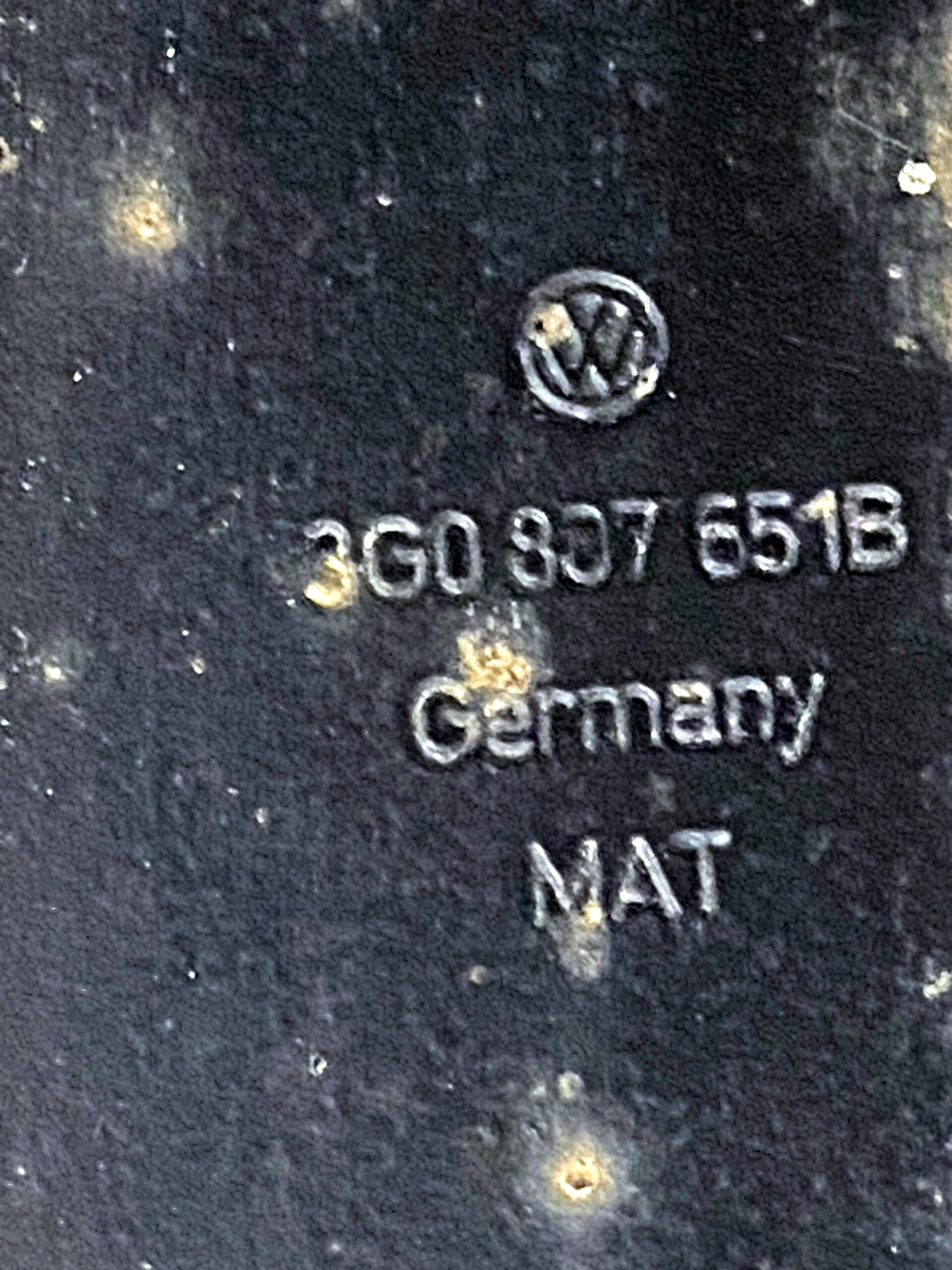 17901290 усилитель переднего бампера траверса vw passat b8 2016 (3)