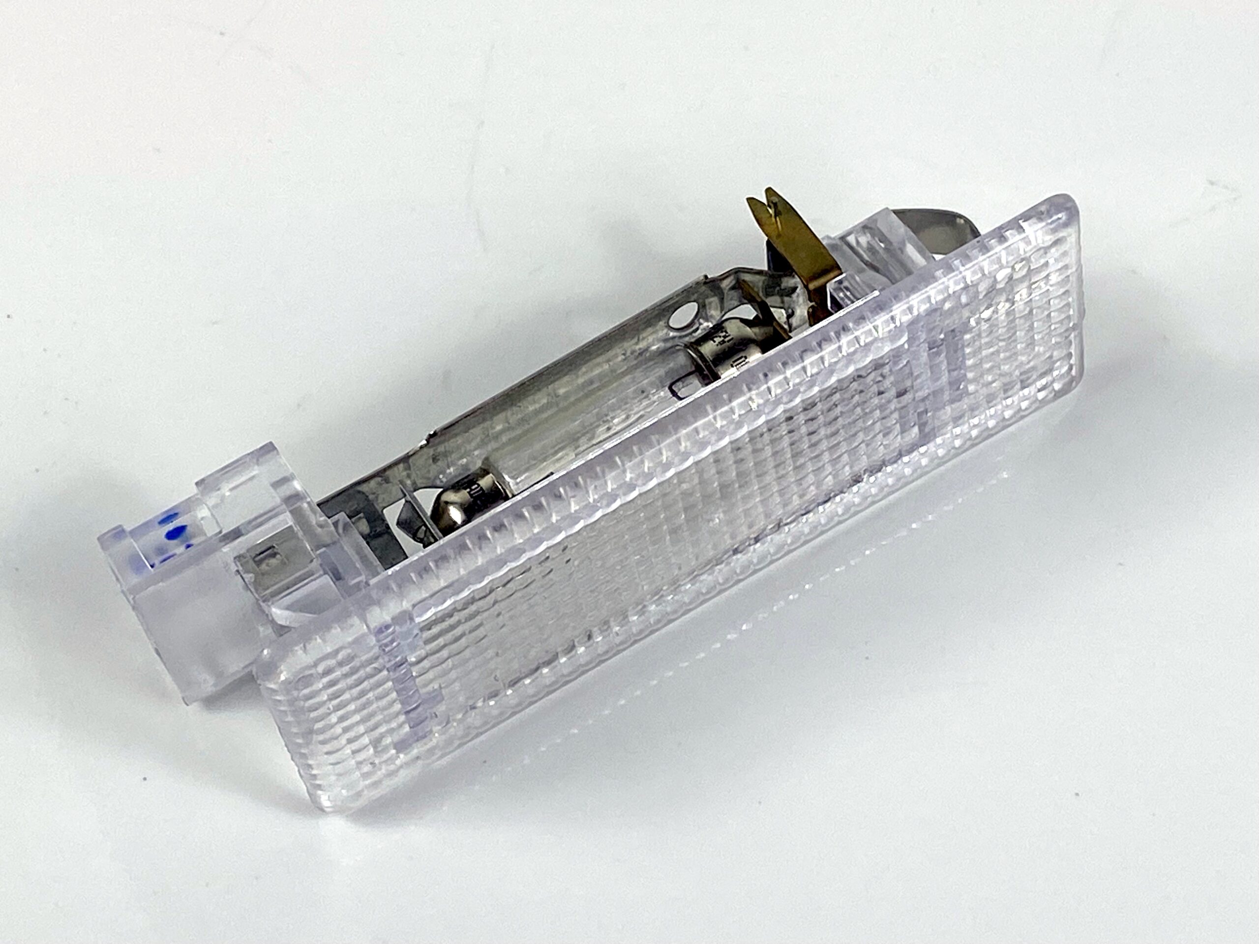 17901294 фонарь подсветки багажника vw passat b8 2016 (1)