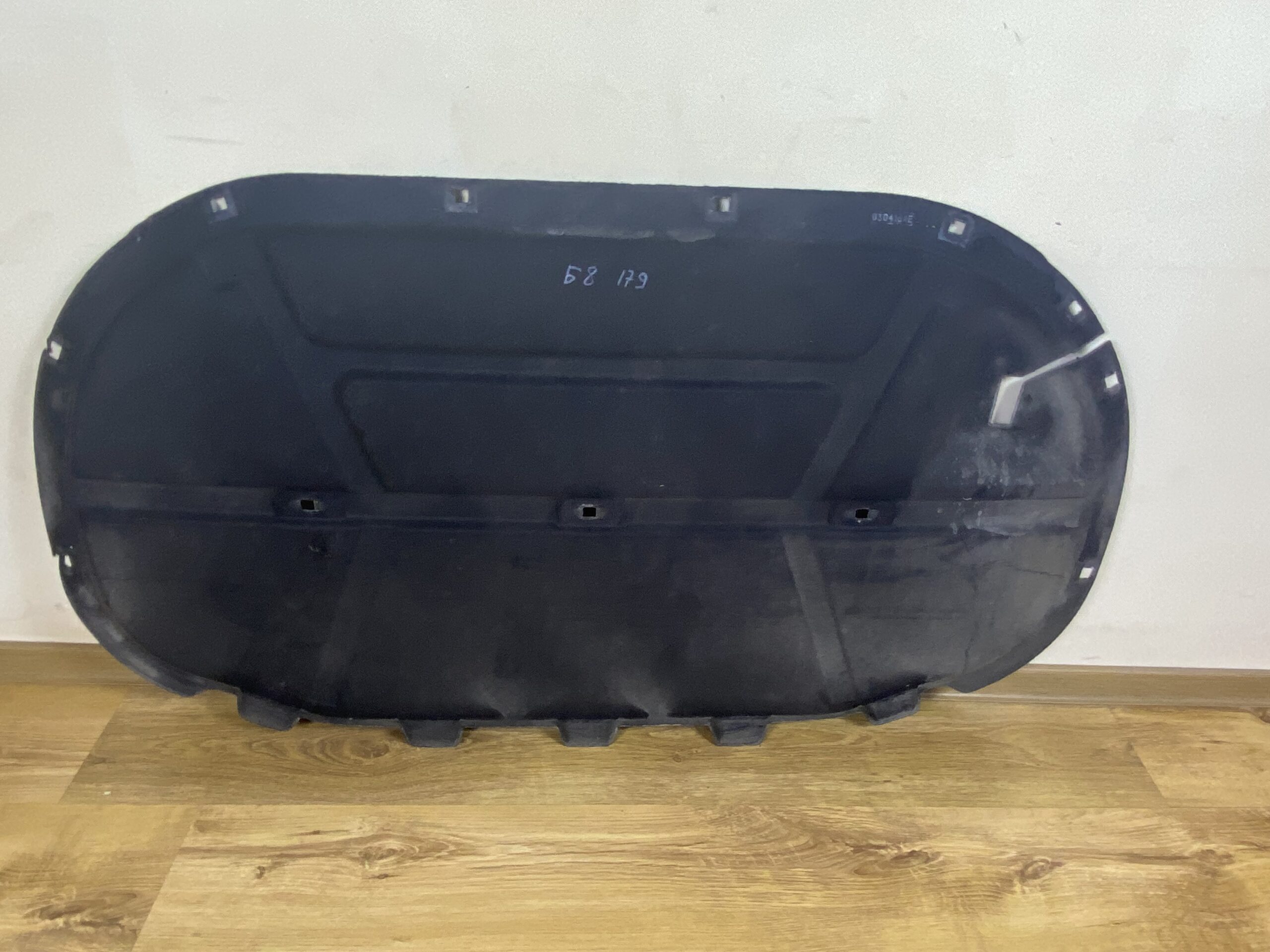 17901310 шумоизоляция капота vw passat b8 2016 (5)