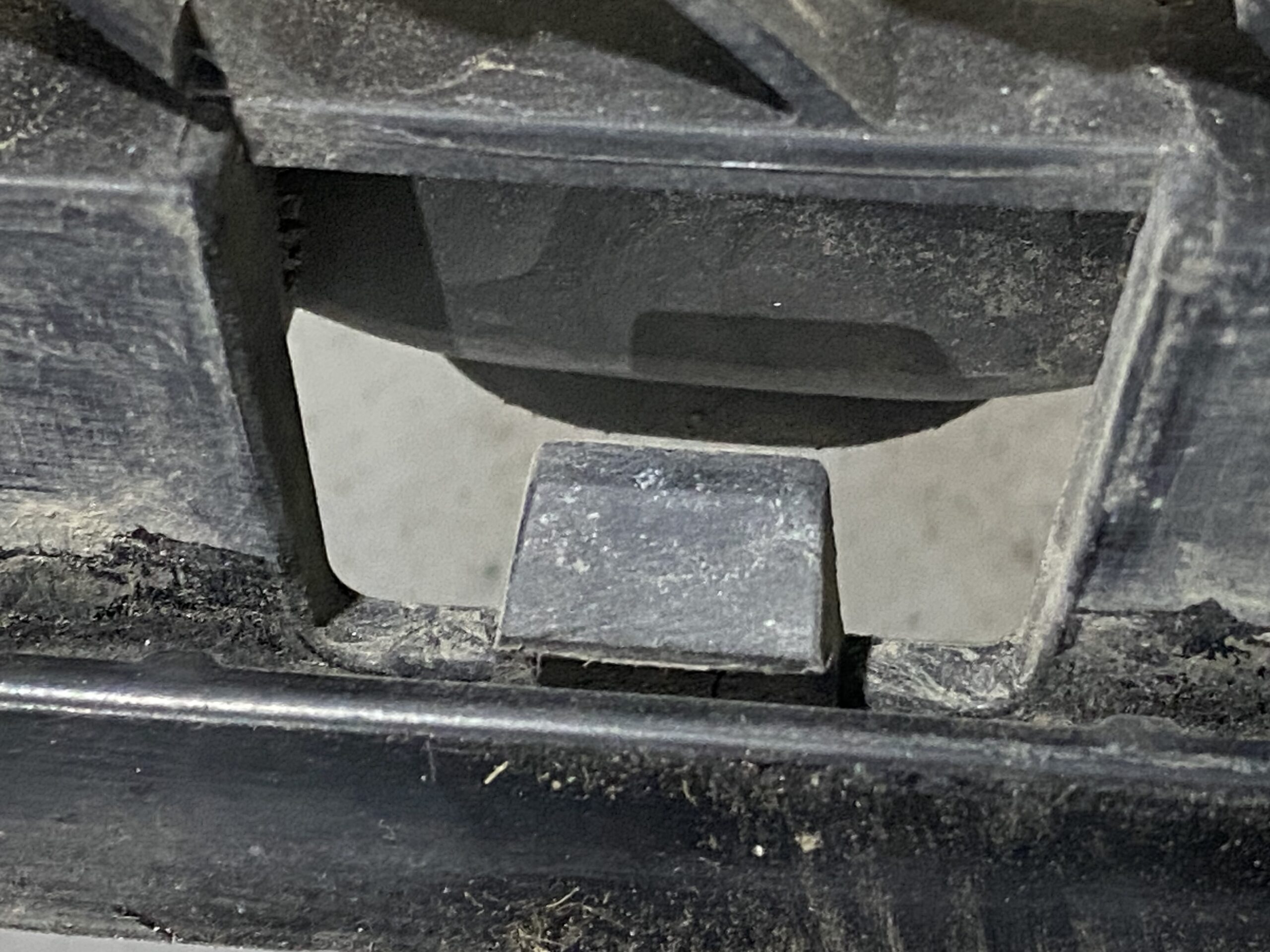 17901315 крепление заднего бампера центральное vw passat b8 2016 (10)