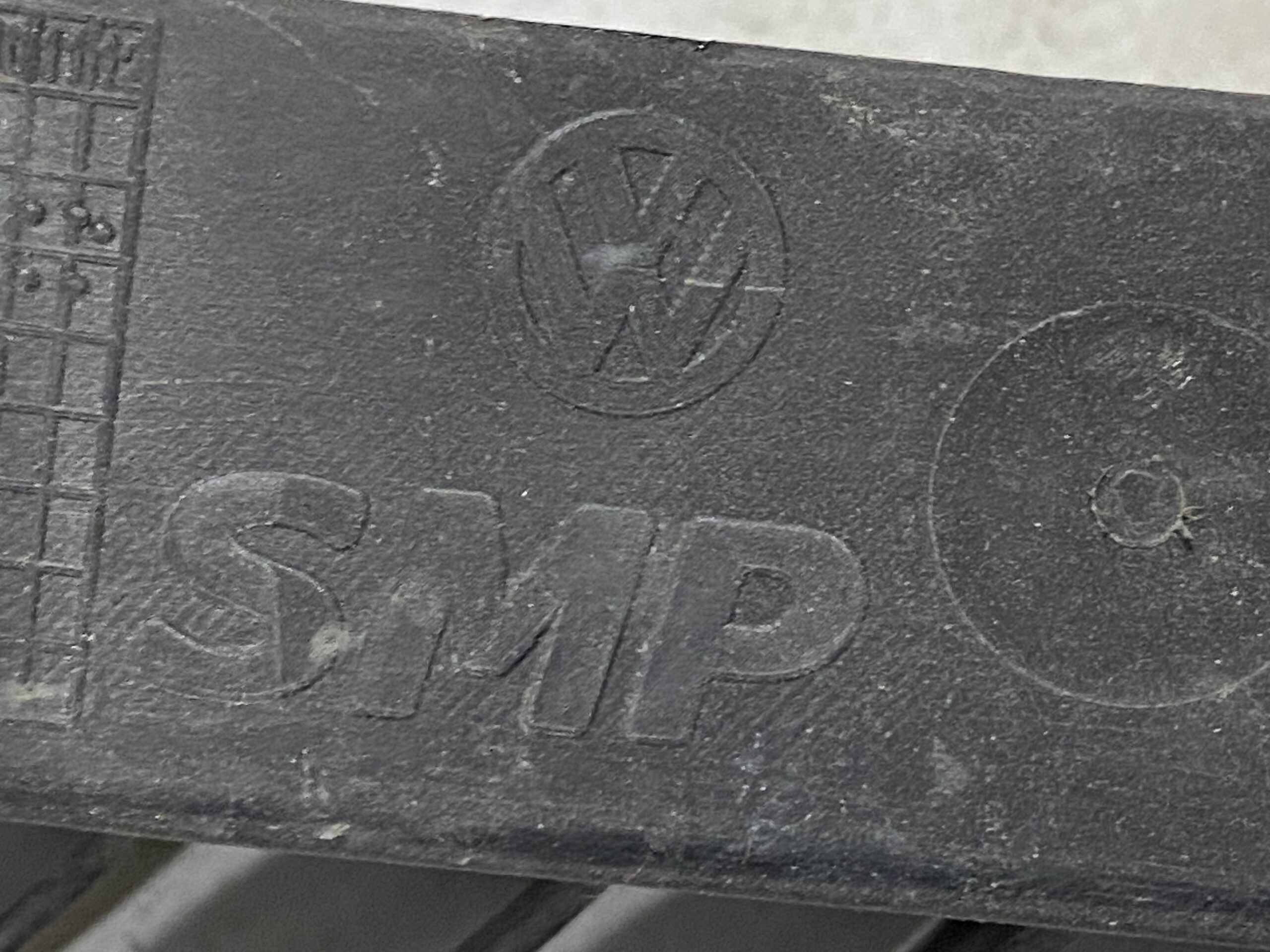 17901315 крепление заднего бампера центральное vw passat b8 2016 (13)