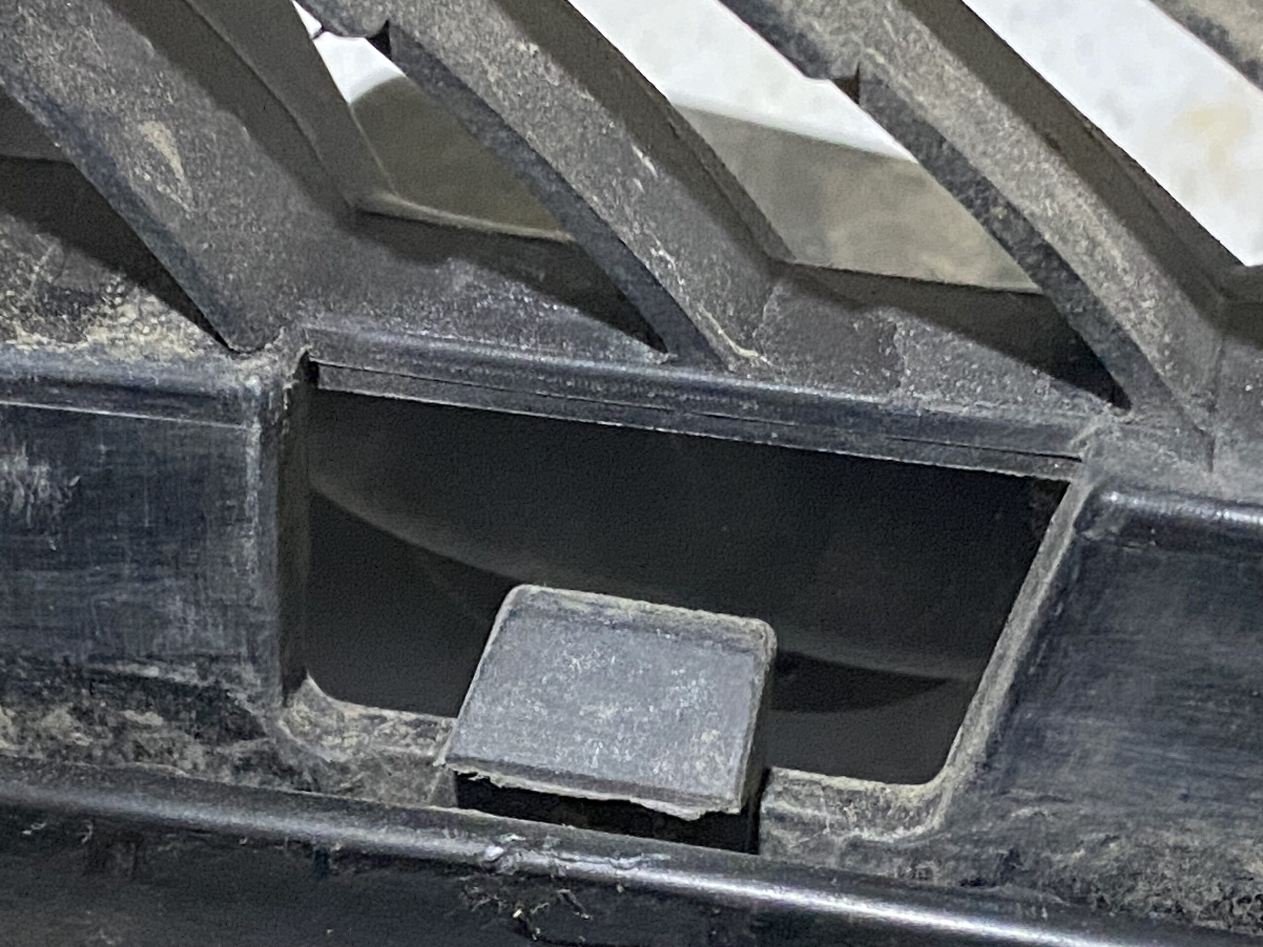 17901315 крепление заднего бампера центральное vw passat b8 2016 (9)