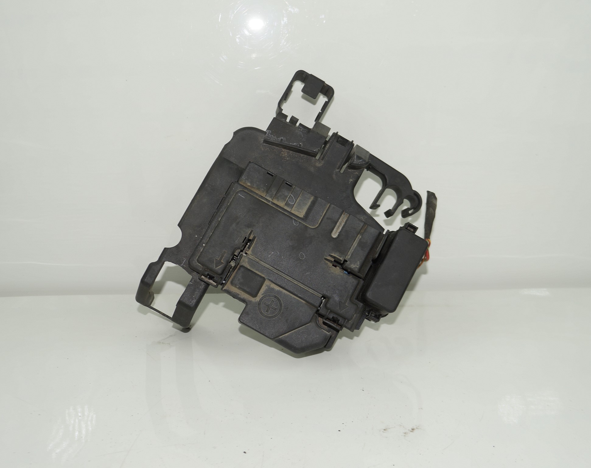 Блок предохранителей подкапотный vw polo 18316011 (1)