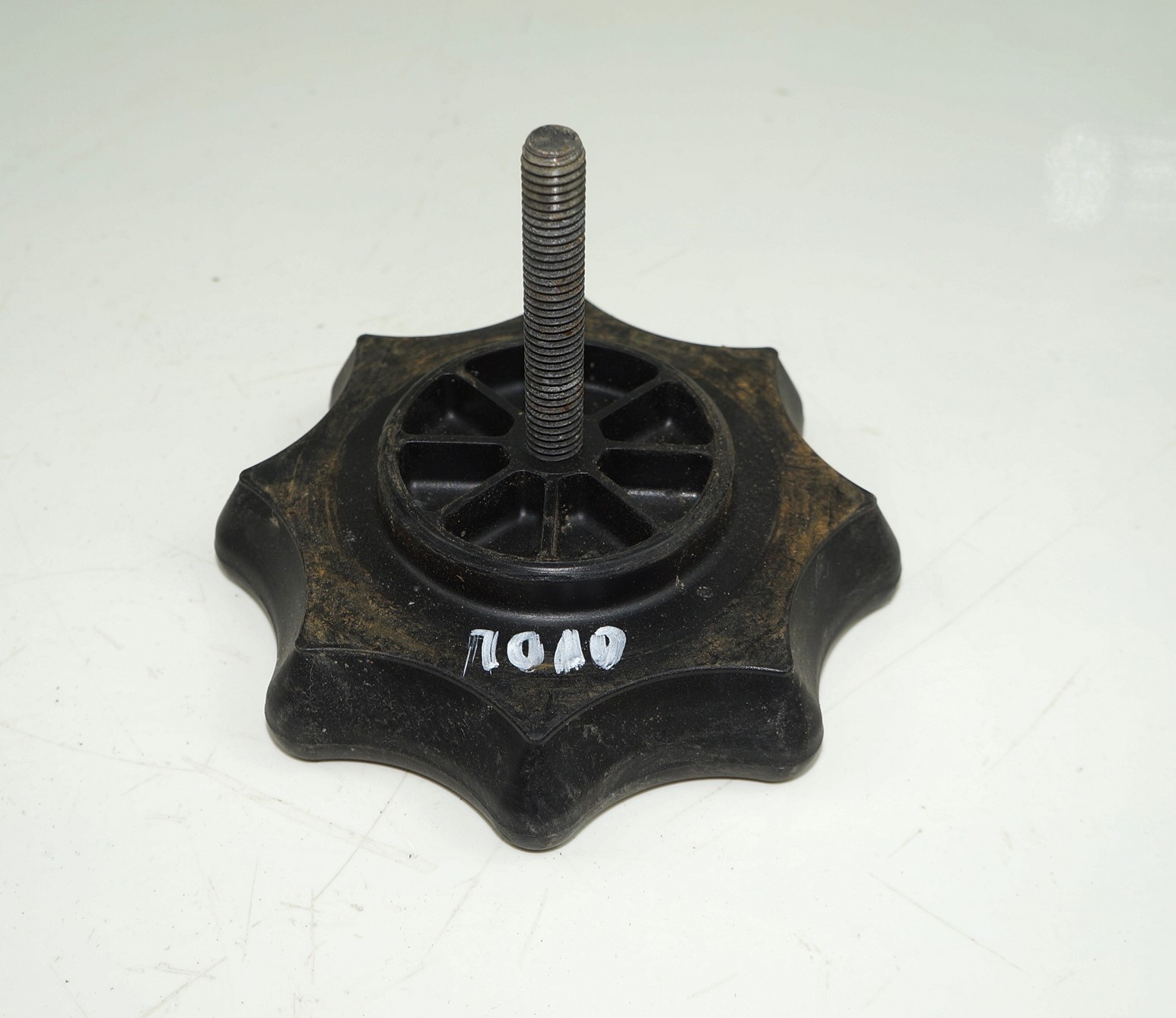 Гайка крепления запасного колеса vw polo 18316017 (3)