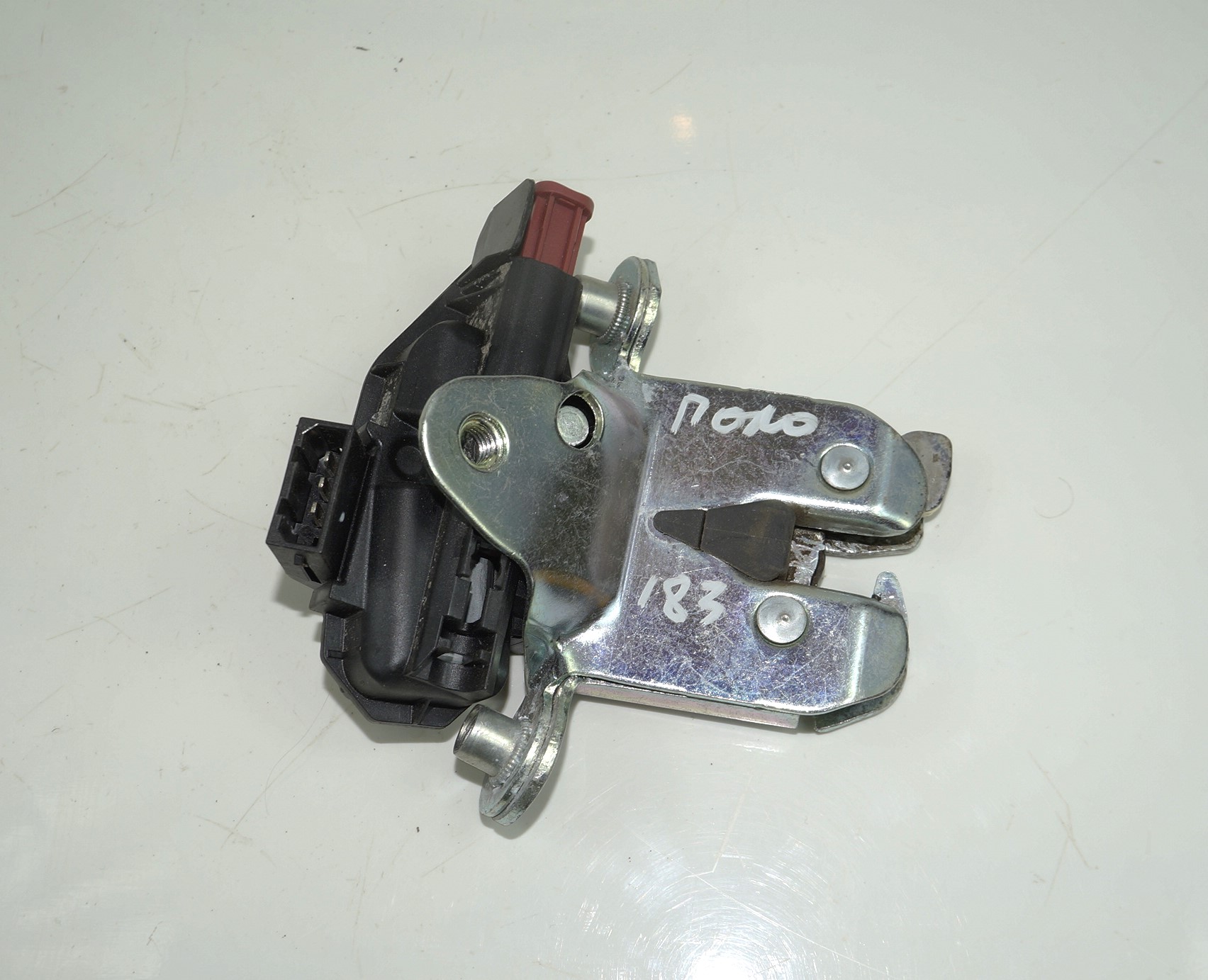 Замок багажника vw polo 18316023 (1)