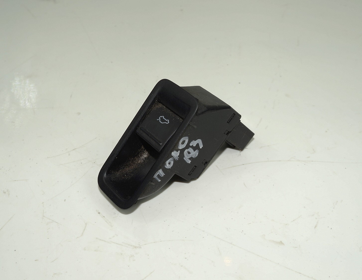 Кнопка открывания багажника vw polo 18316035 (1)