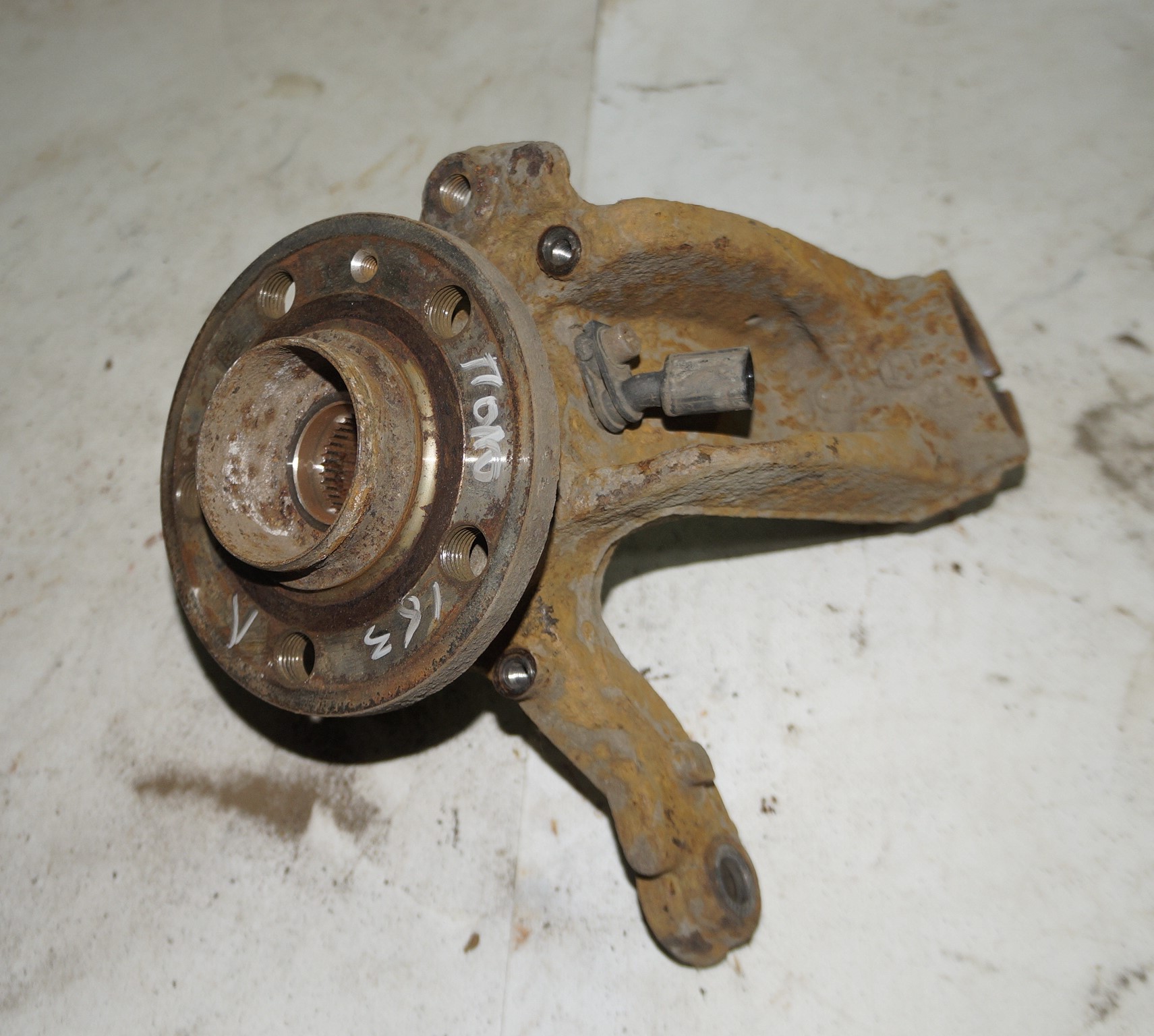 Кулак поворотный передний левый vw polo 18316051 (1)
