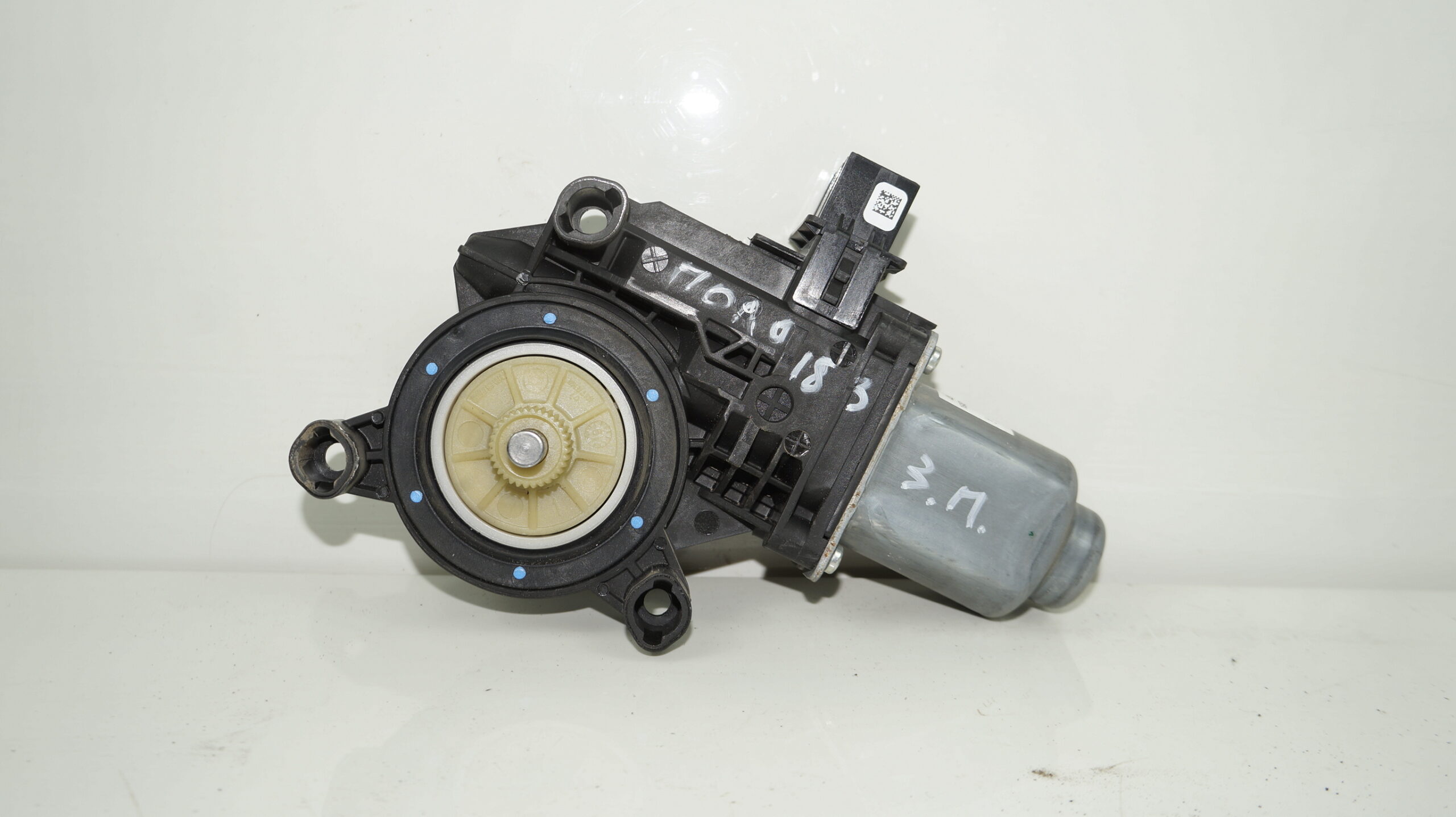Моторчик стеклоподъемника задний правый vw polo 18316056 (1)