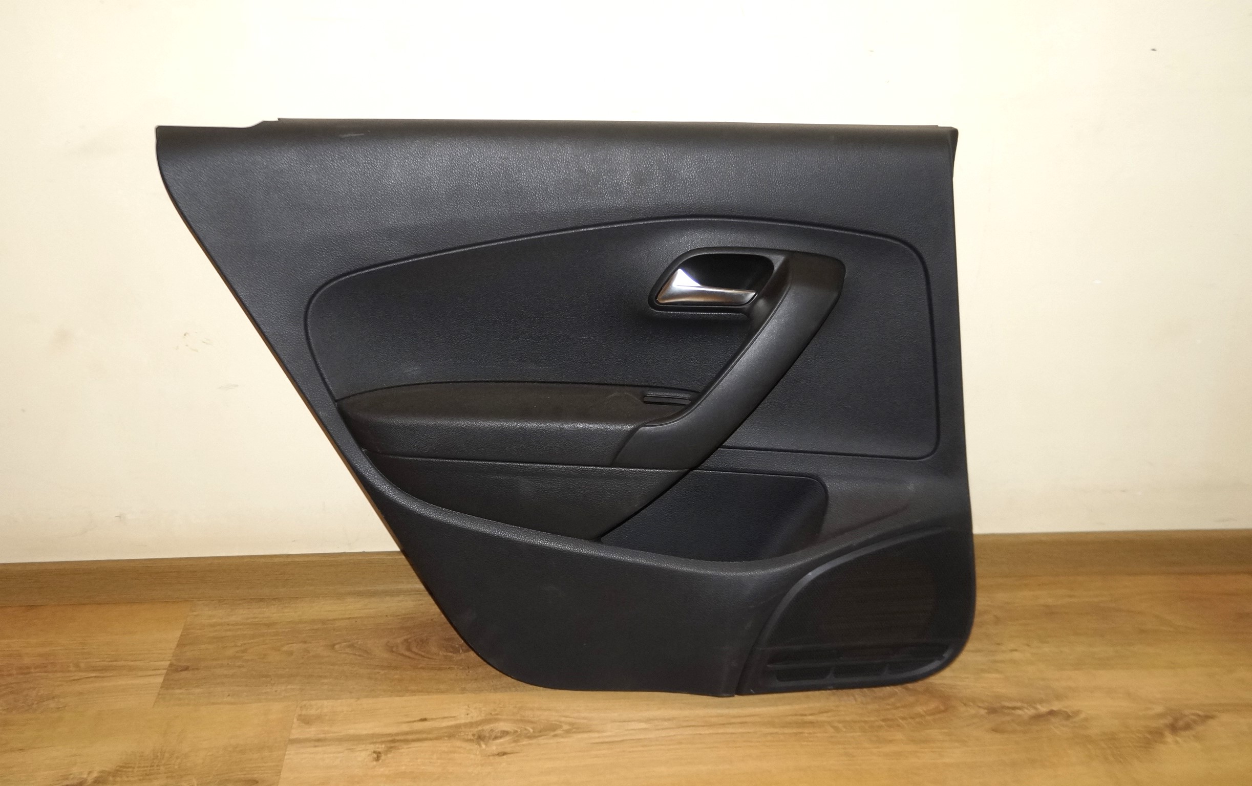 Обшивка двери задняя левая vw polo 18316068 (1)