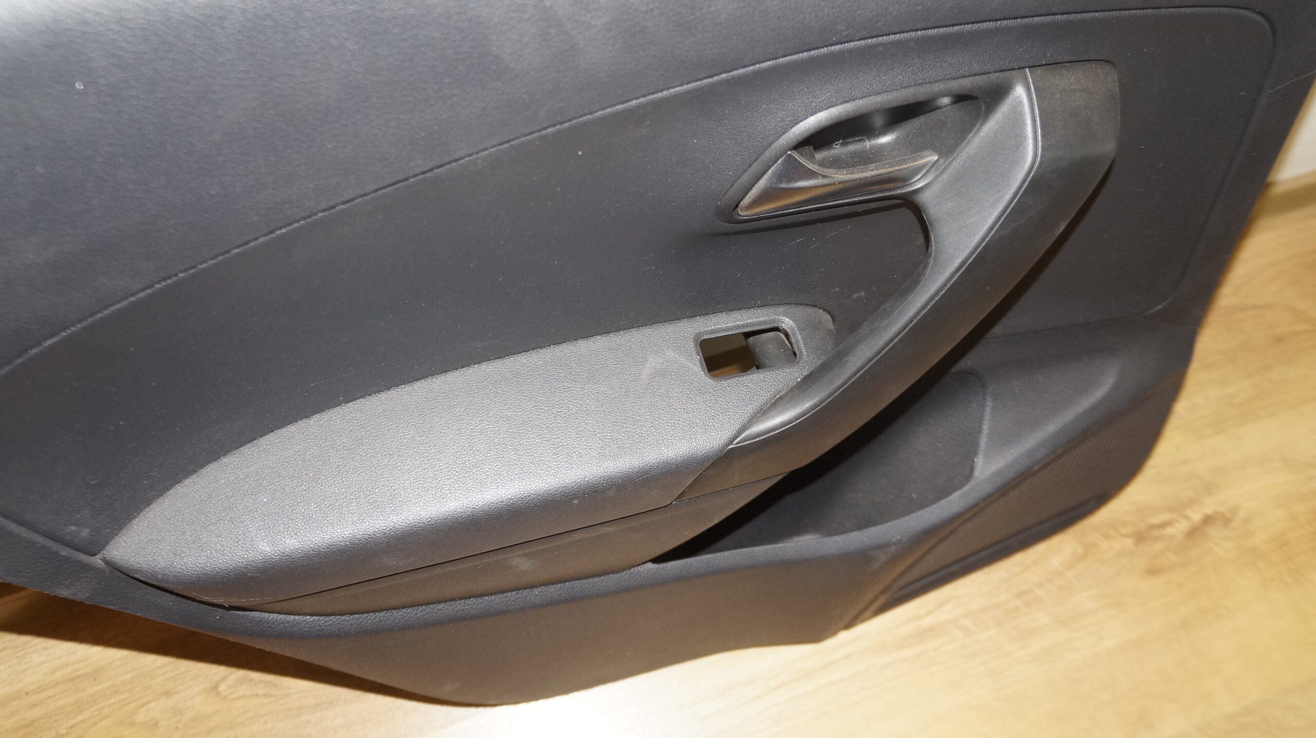 Обшивка двери задняя левая vw polo 18316068 (3)