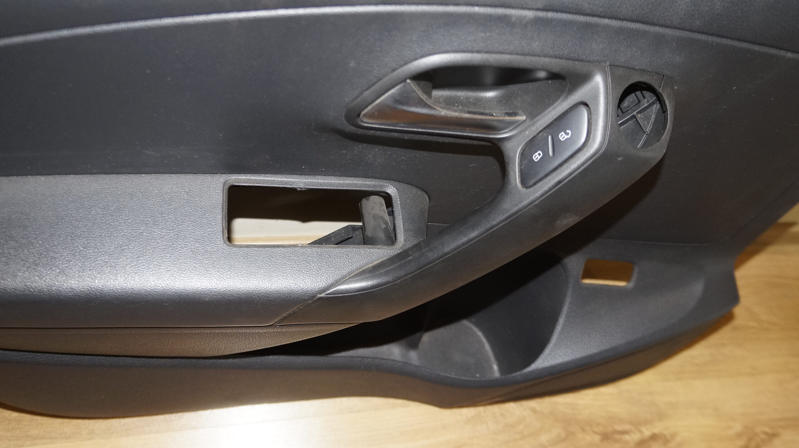 Обшивка двери передняя левая vw polo 18316069 (3)