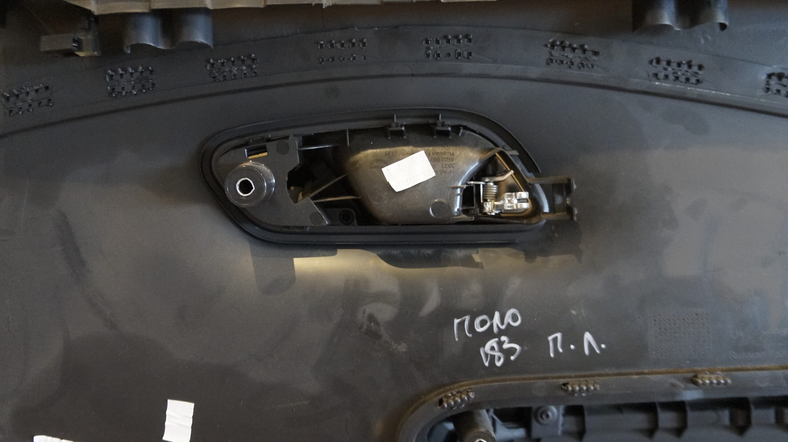 Обшивка двери передняя левая vw polo 18316069 (7)
