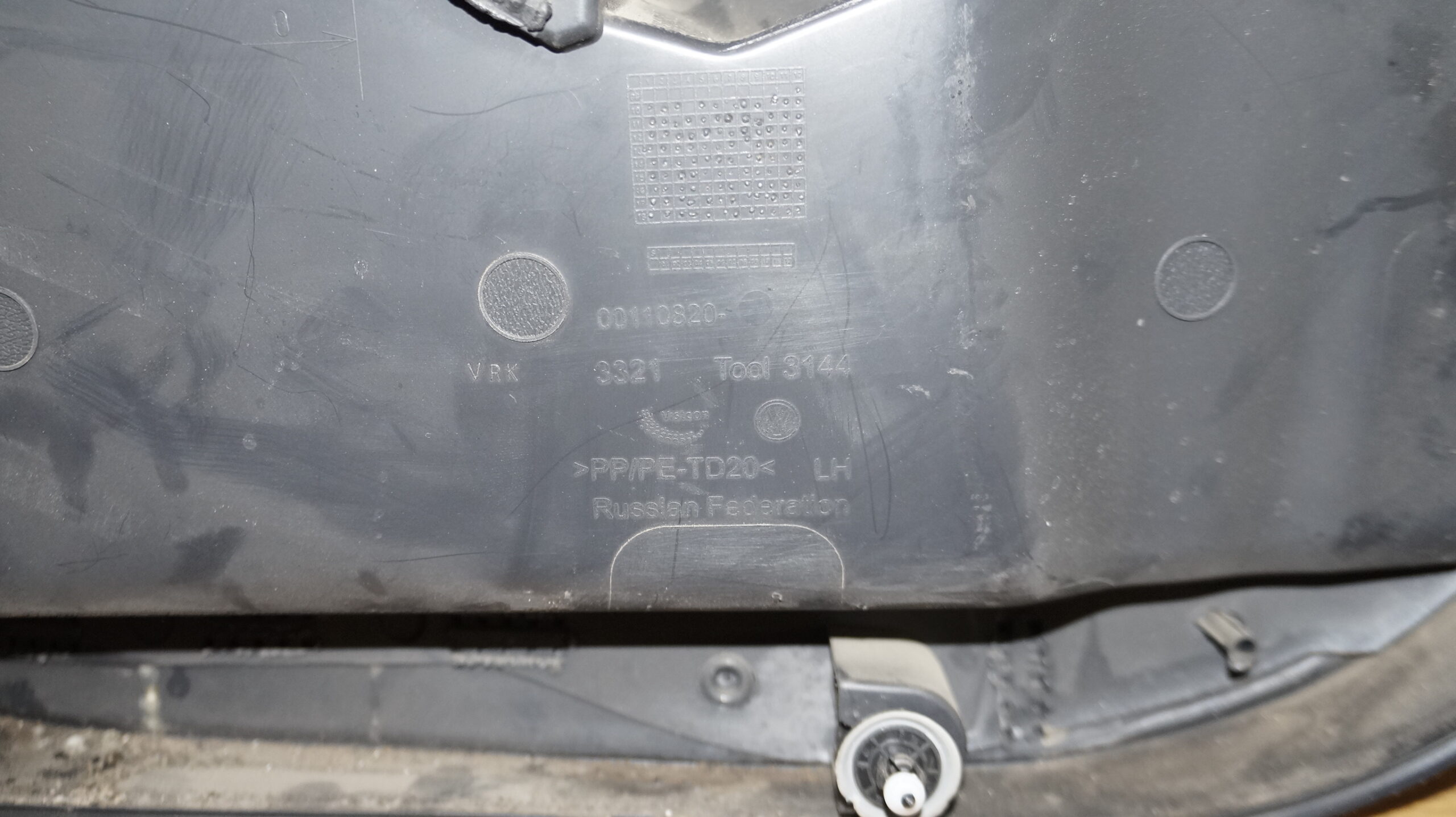 Обшивка двери передняя левая vw polo 18316069 (8)