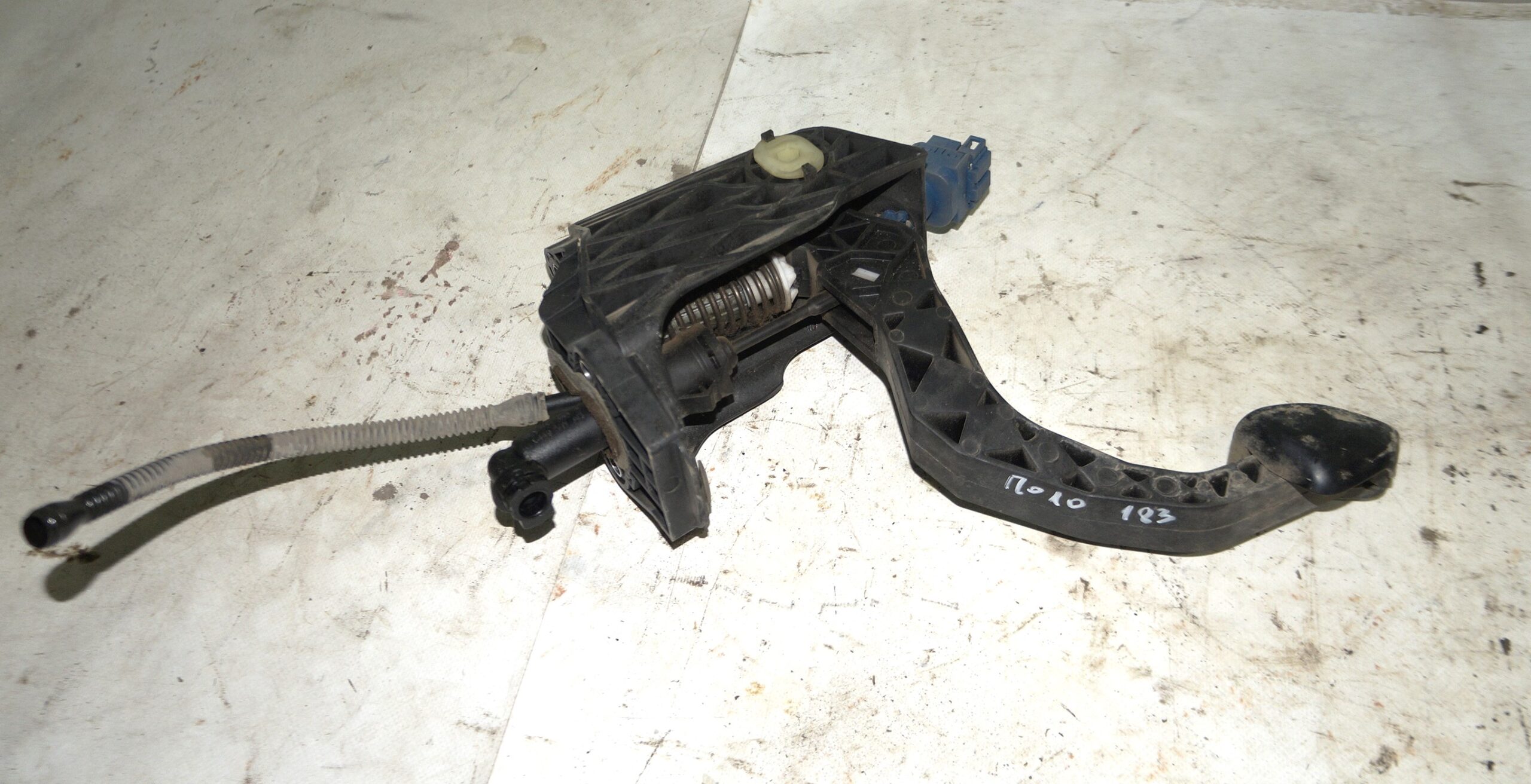 Педаль сцепления в сборе с цилиндром vw polo 18316075 (1)