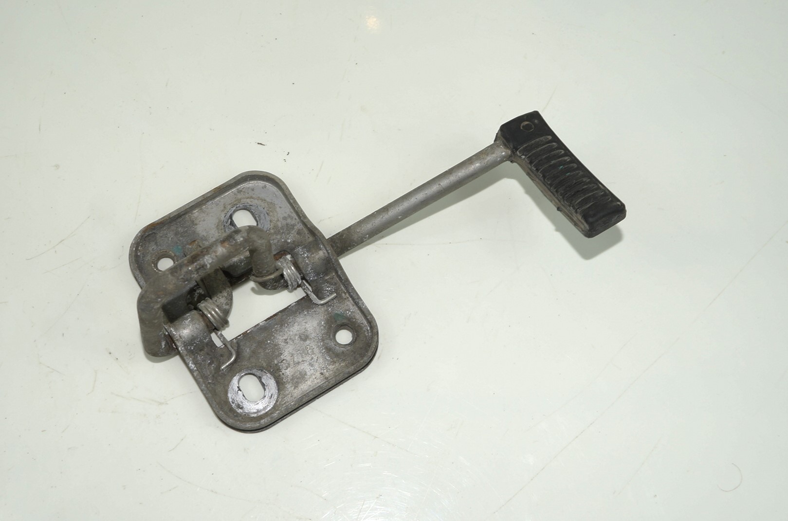 Петля замка капота vw polo 18316078 (1)