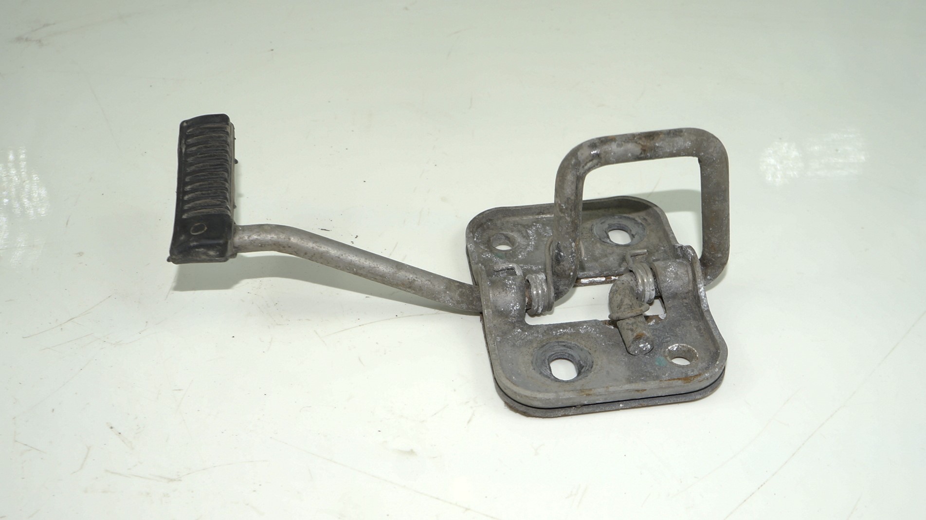 Петля замка капота vw polo 18316078 (3)