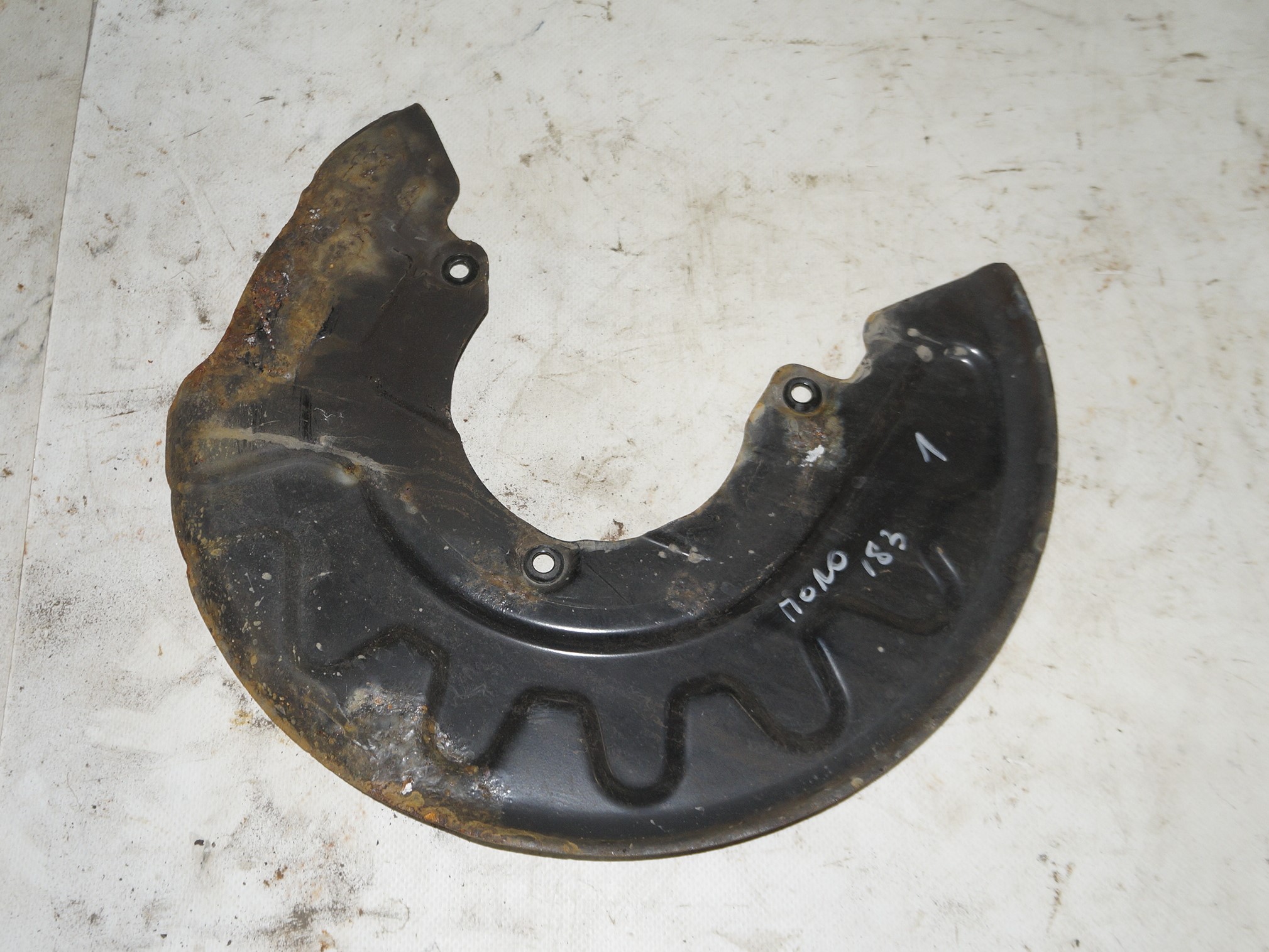 Щит опорный передний левый vw polo 18316131 (1)
