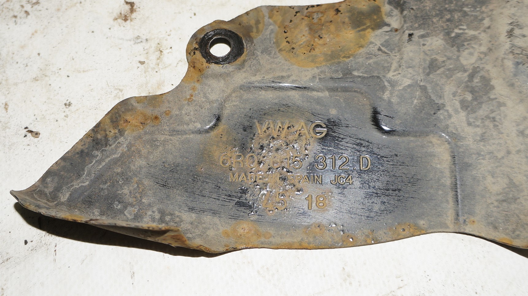 Щит опорный передний правый vw polo 18316132 (3)