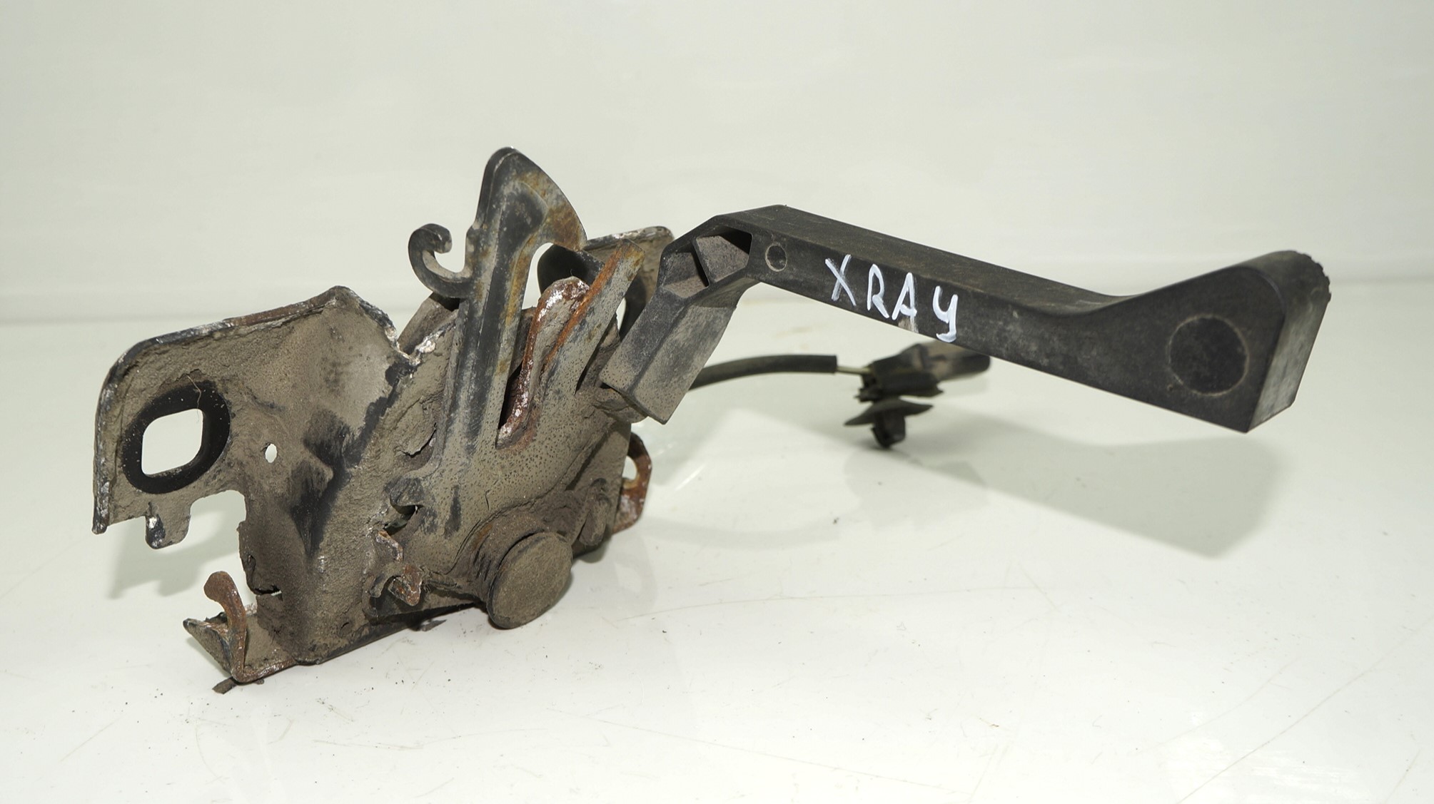 18101049 замок капота lada xray (1)