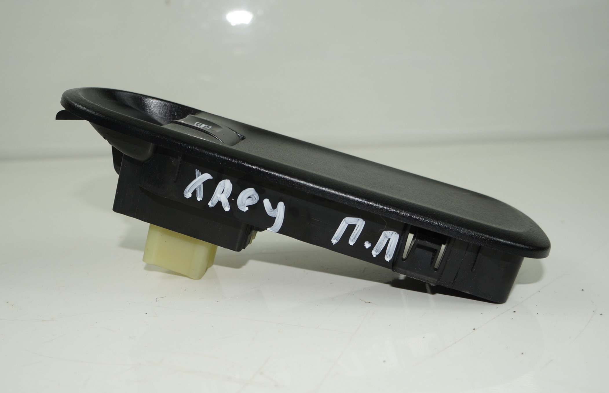 18101063 кнопка стеклоподъемника переднего правого lada xray (3)