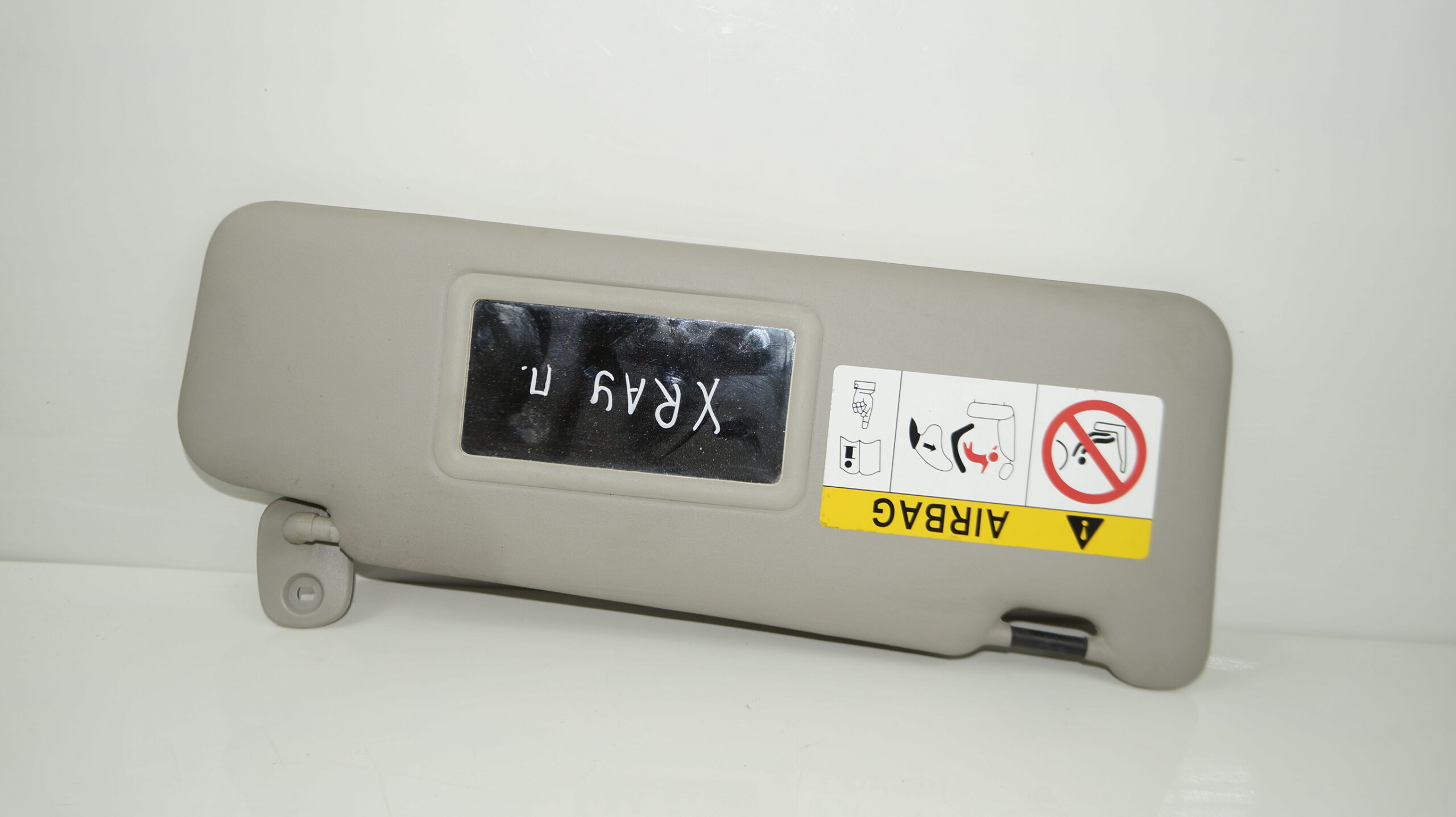 18101068 козырек солнцезащитный правый lada xray (1)