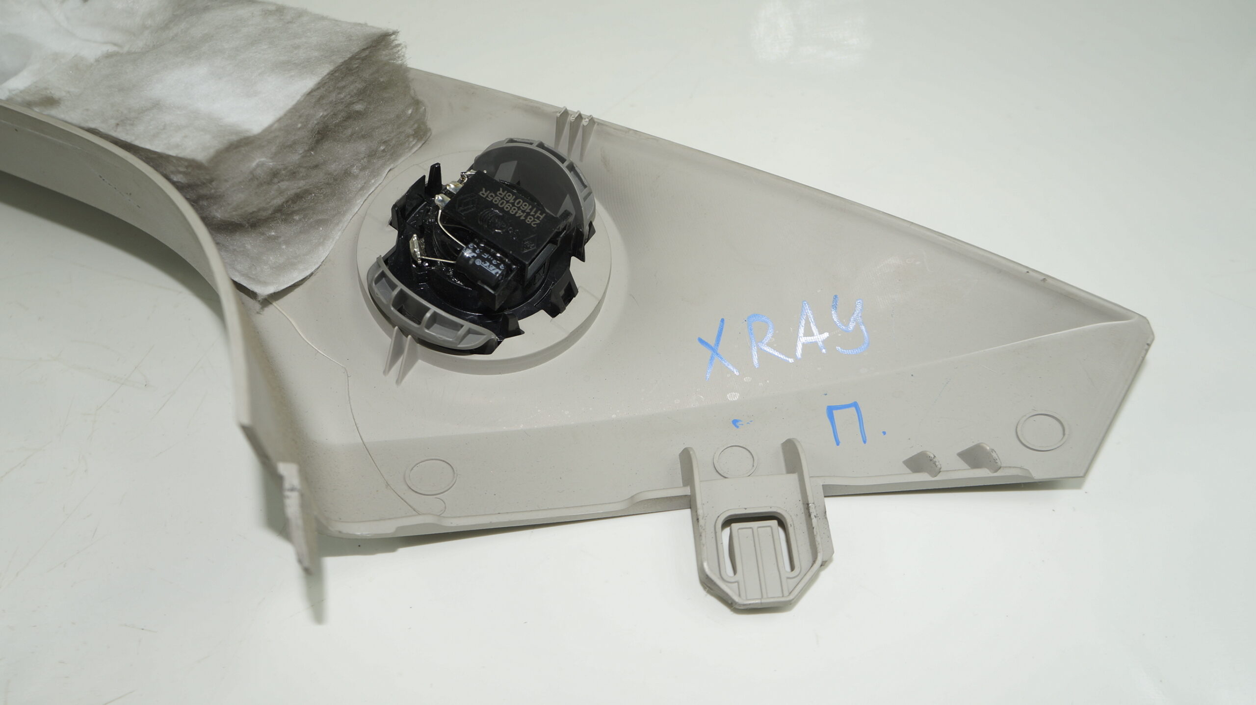 18101095 накладка внутренняя передней стойки правая lada xray (4)